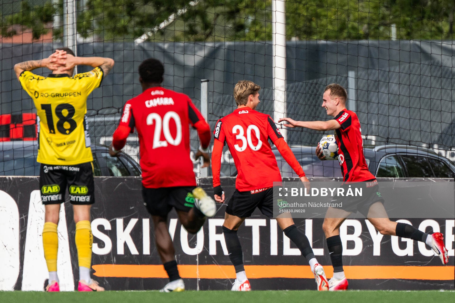 Brommapojkarnas Victor Lind jublar