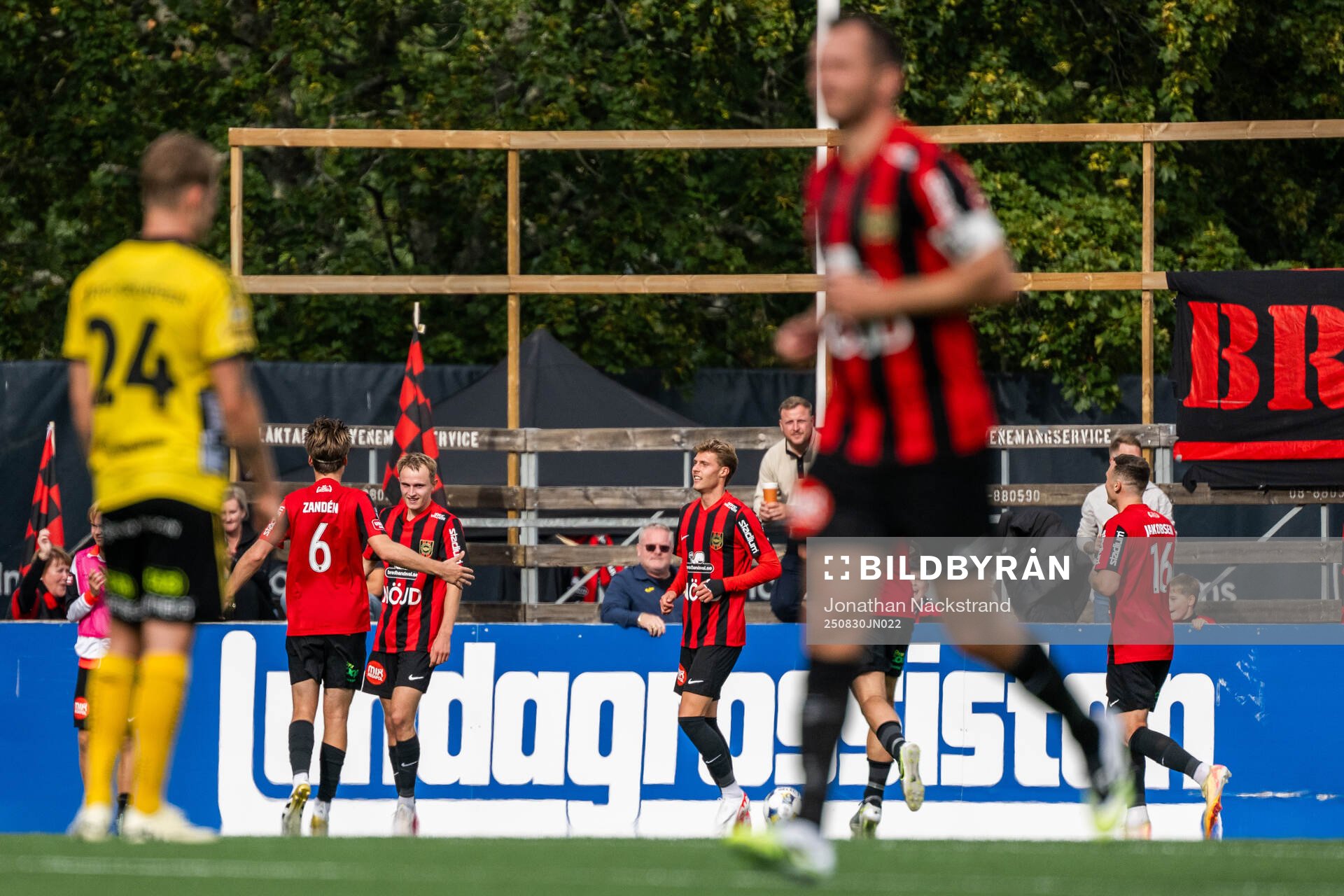 Brommapojkarnas Victor Lind jublar