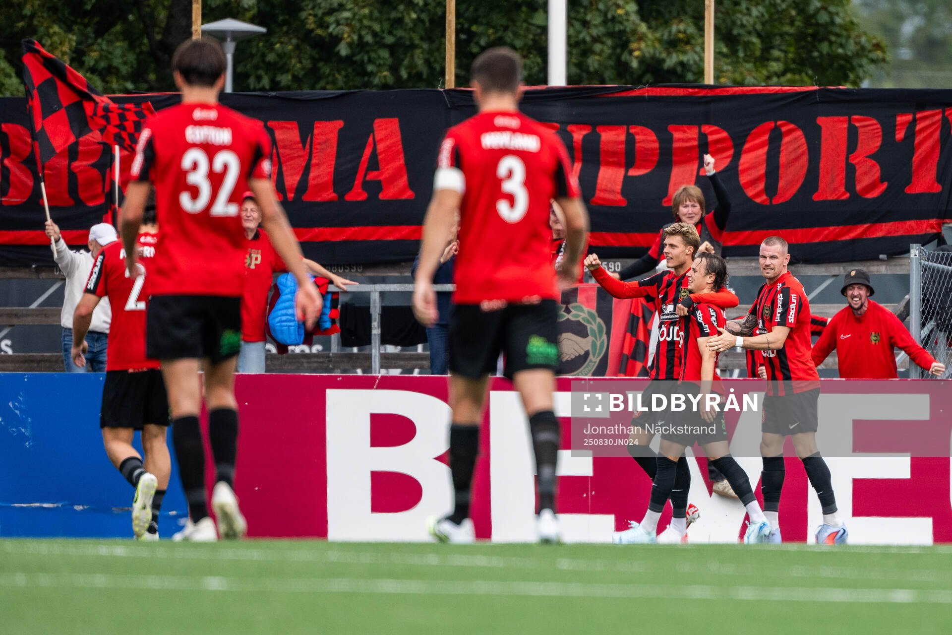 Brommapojkarnas Alex Timossi Andersson jublar