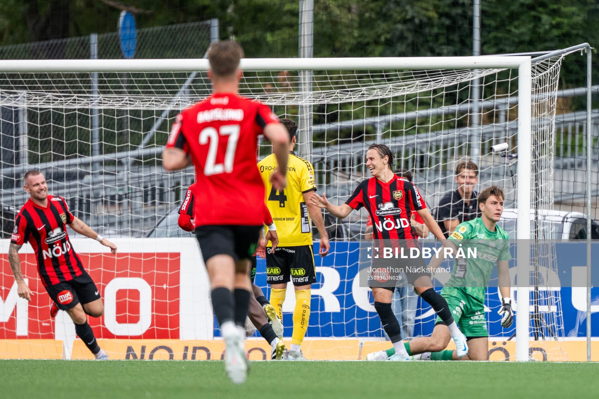 Brommapojkarnas Alex Timossi Andersson jublar