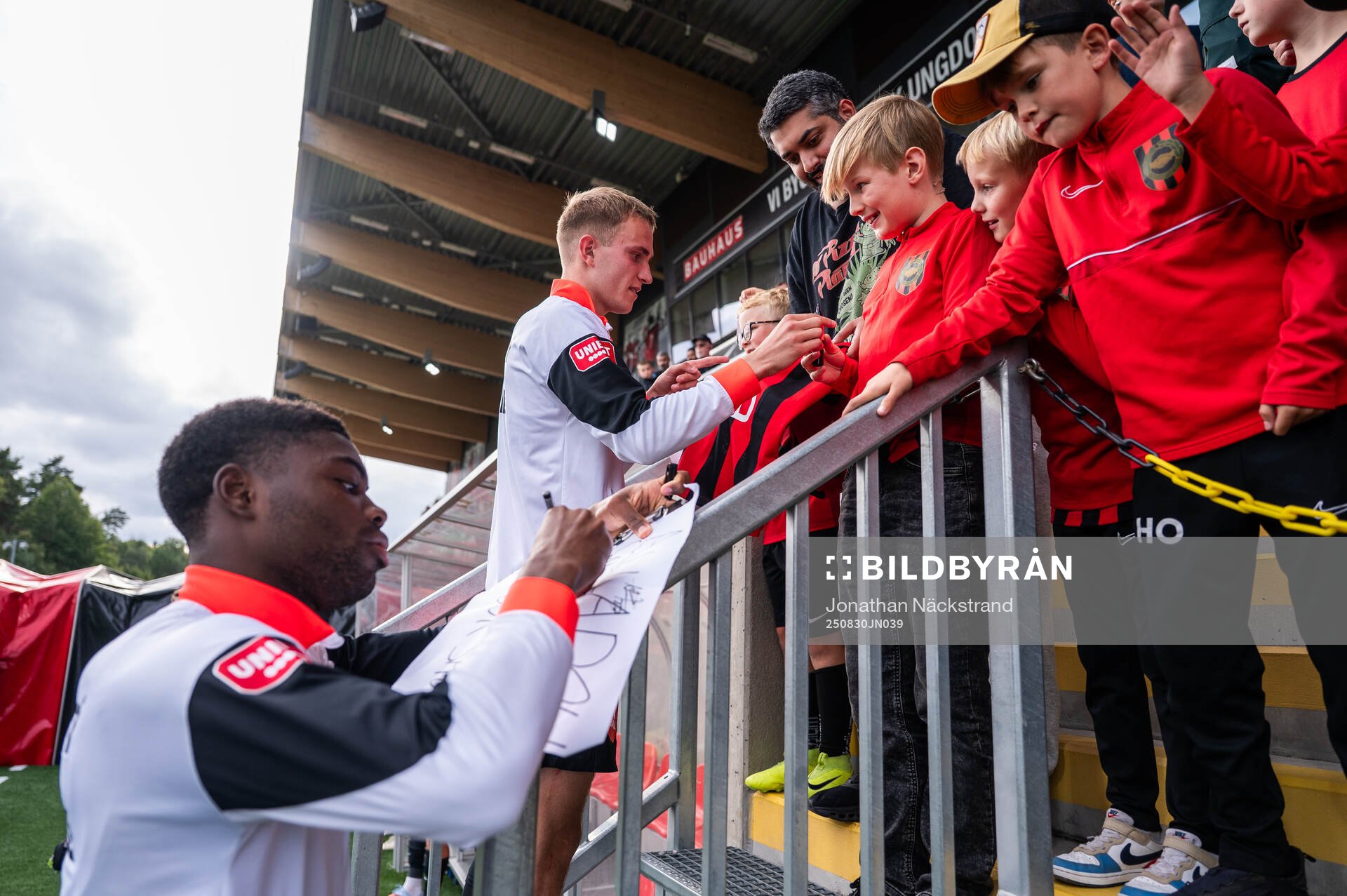 Brommapojkarnas Victor Lind skriver autografer