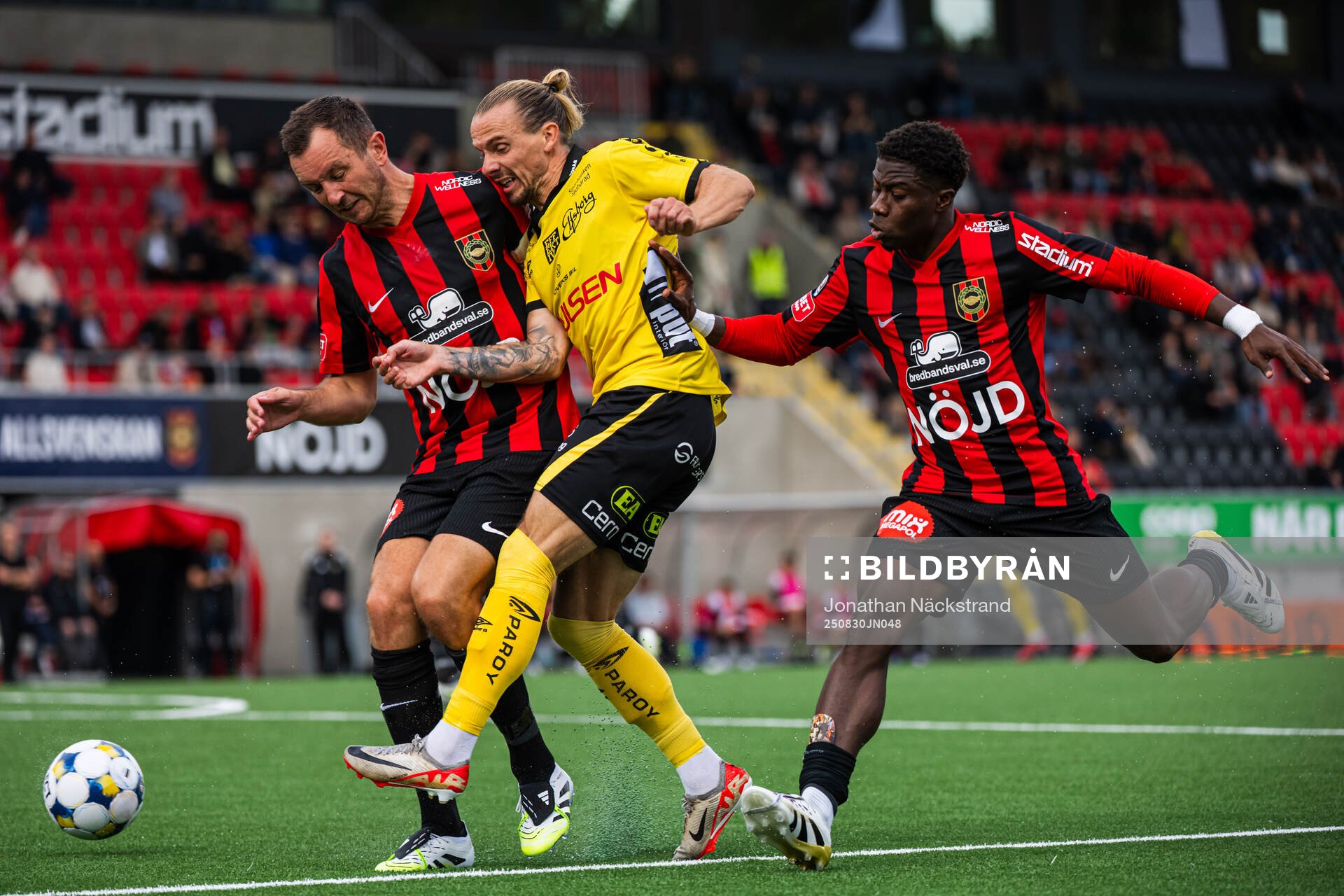 Brommapojkarnas Even Hovland och Issiaga Camara i kamp om