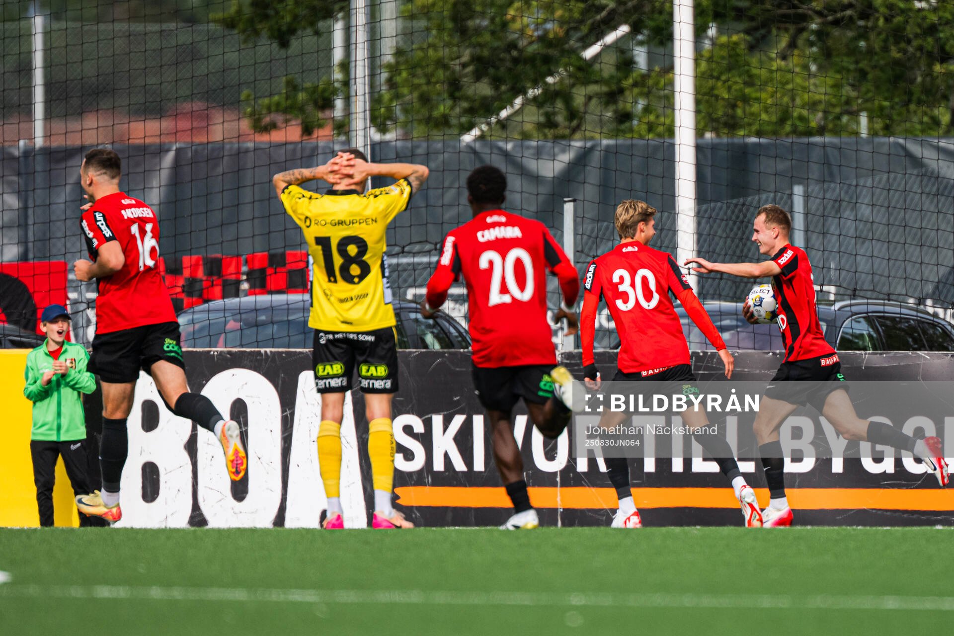 Brommapojkarnas Victor Lind jublar