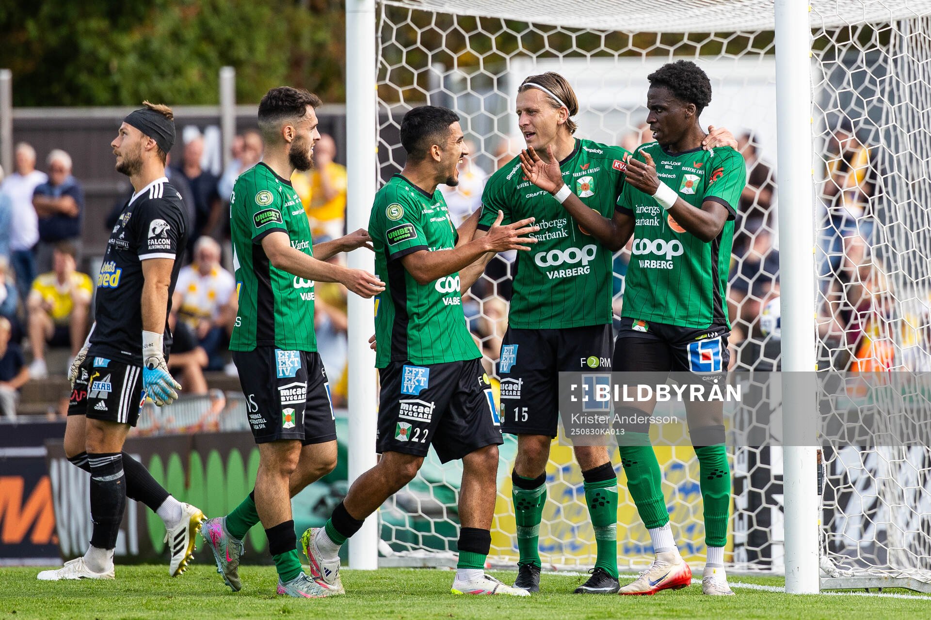 Varbergs Calvin Kabuye jublar med lagkamrater