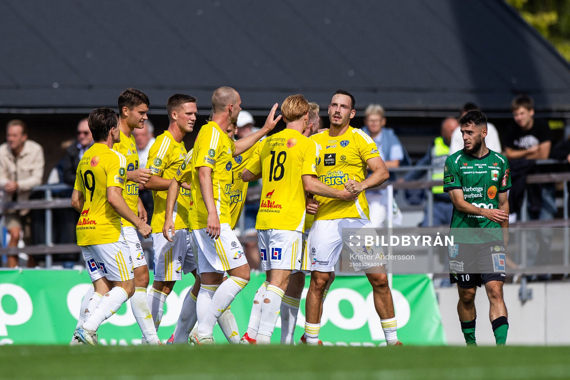 Falkenbergs Viktor Ekblom jublar med lagkamrater