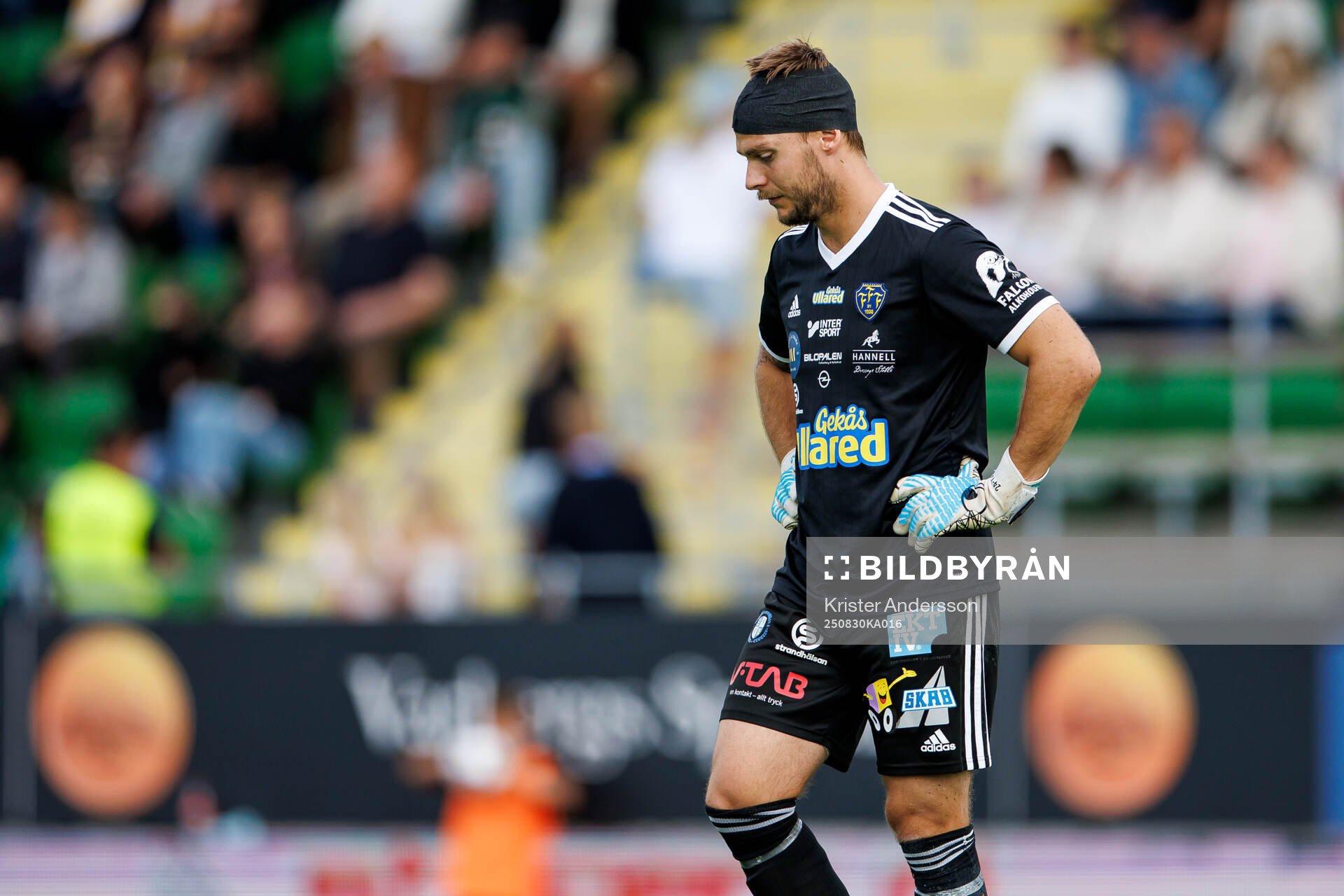 Falkenbergs målvakt Anton Andersson deppar