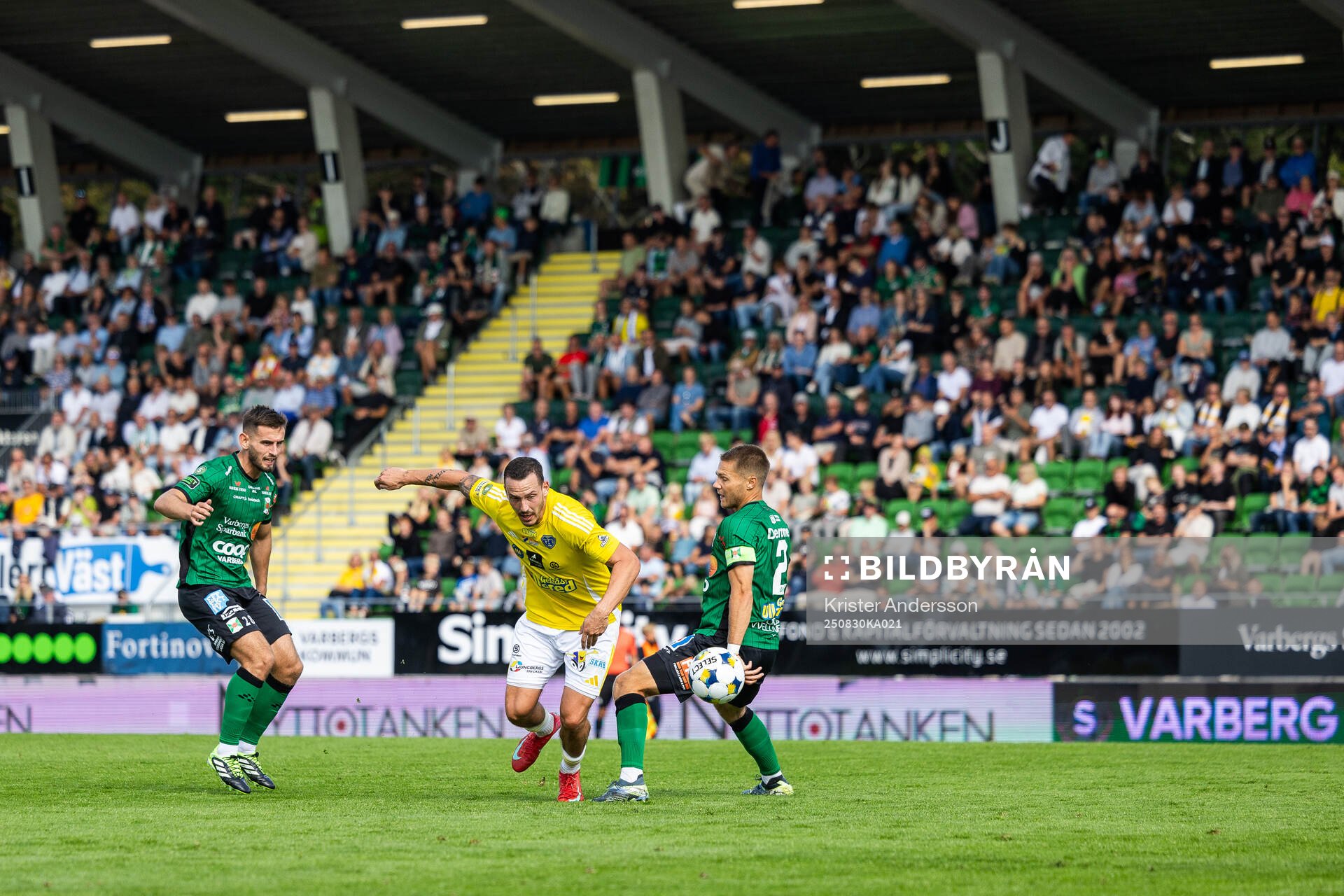 Varbergs Erion Sadiku och Gustav Broman i kamp om bollen