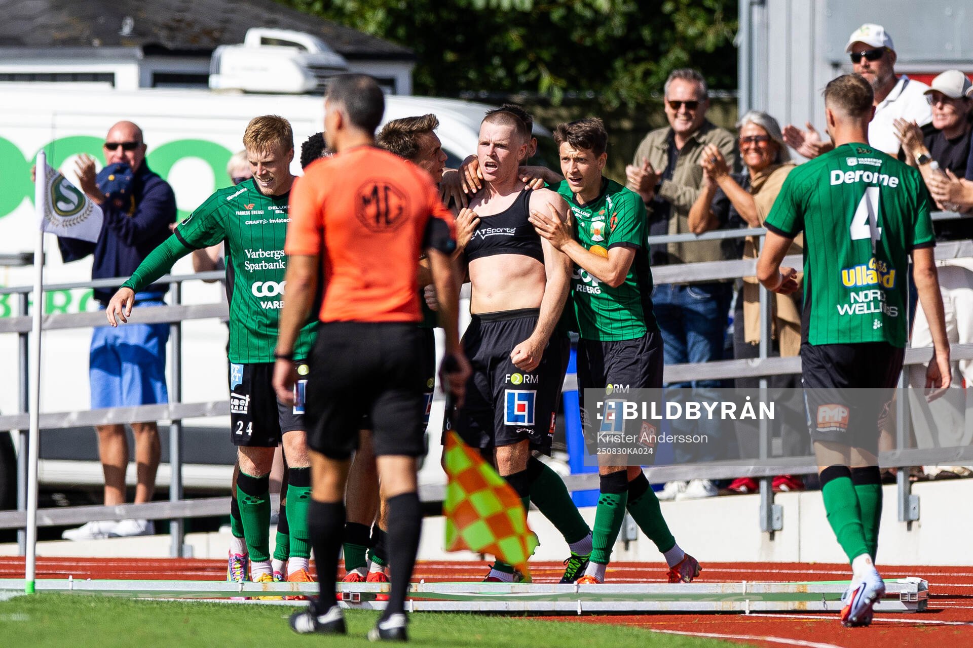 Varbergs Anton Liljenbäck jublar med lagkamrater