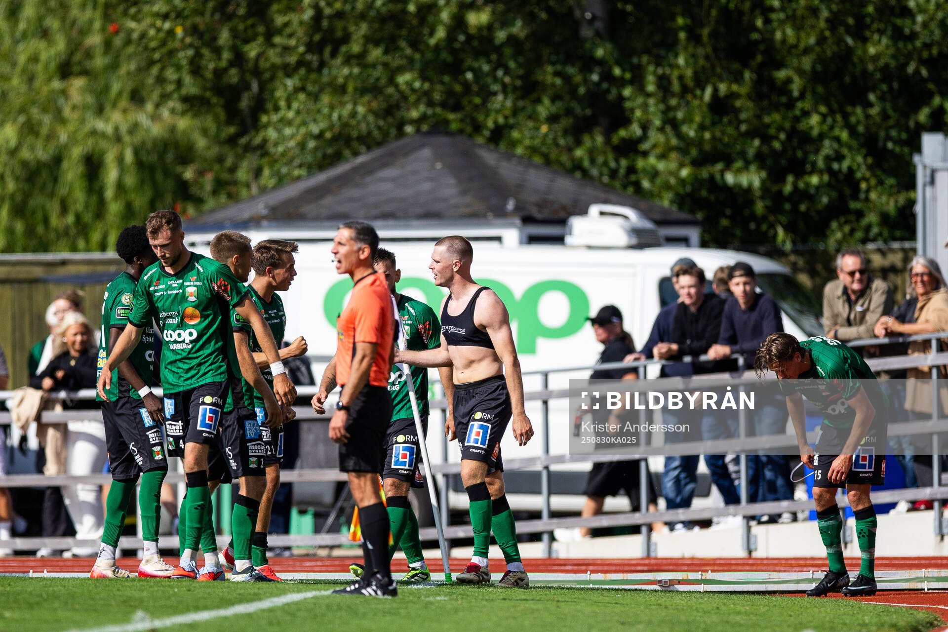 Varbergs Anton Liljenbäck jublar med lagkamrater