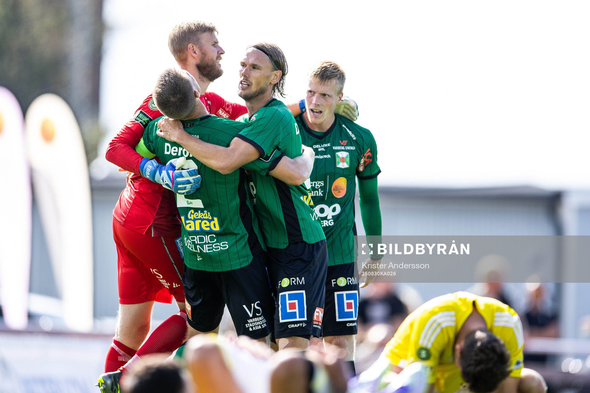 Varbergs målvakt Fredrik Andersson jublar med lagkamrater