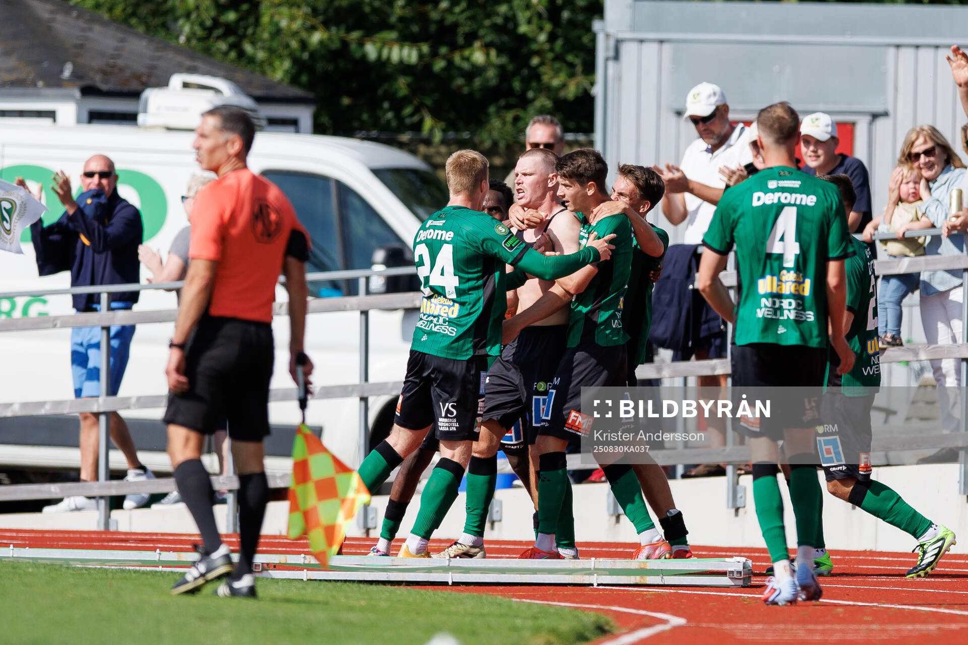 Varbergs Anton Liljenbäck jublar med laget