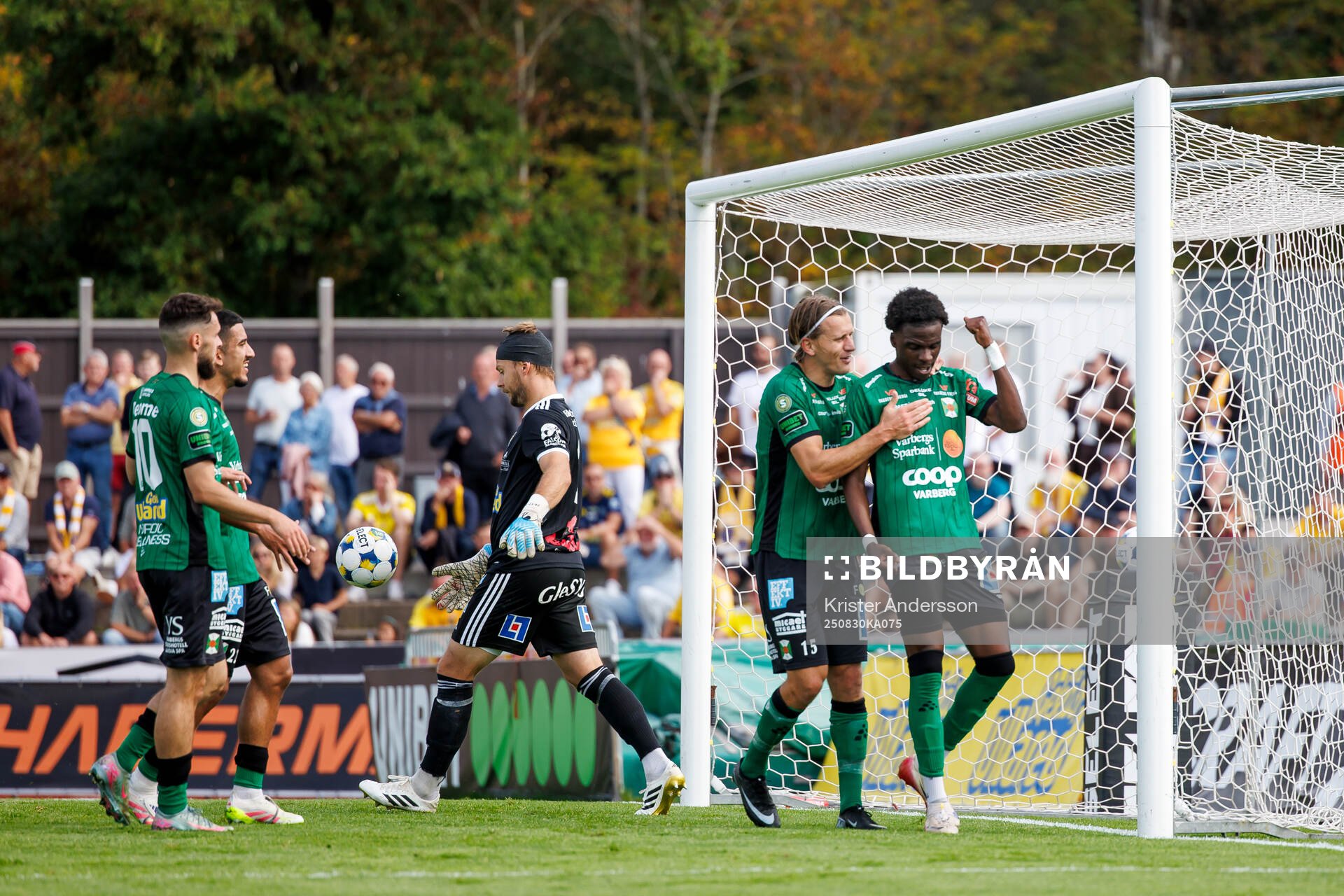 Varbergs Jesper Jonasson Westermark och Calvin Kabuye jublar
