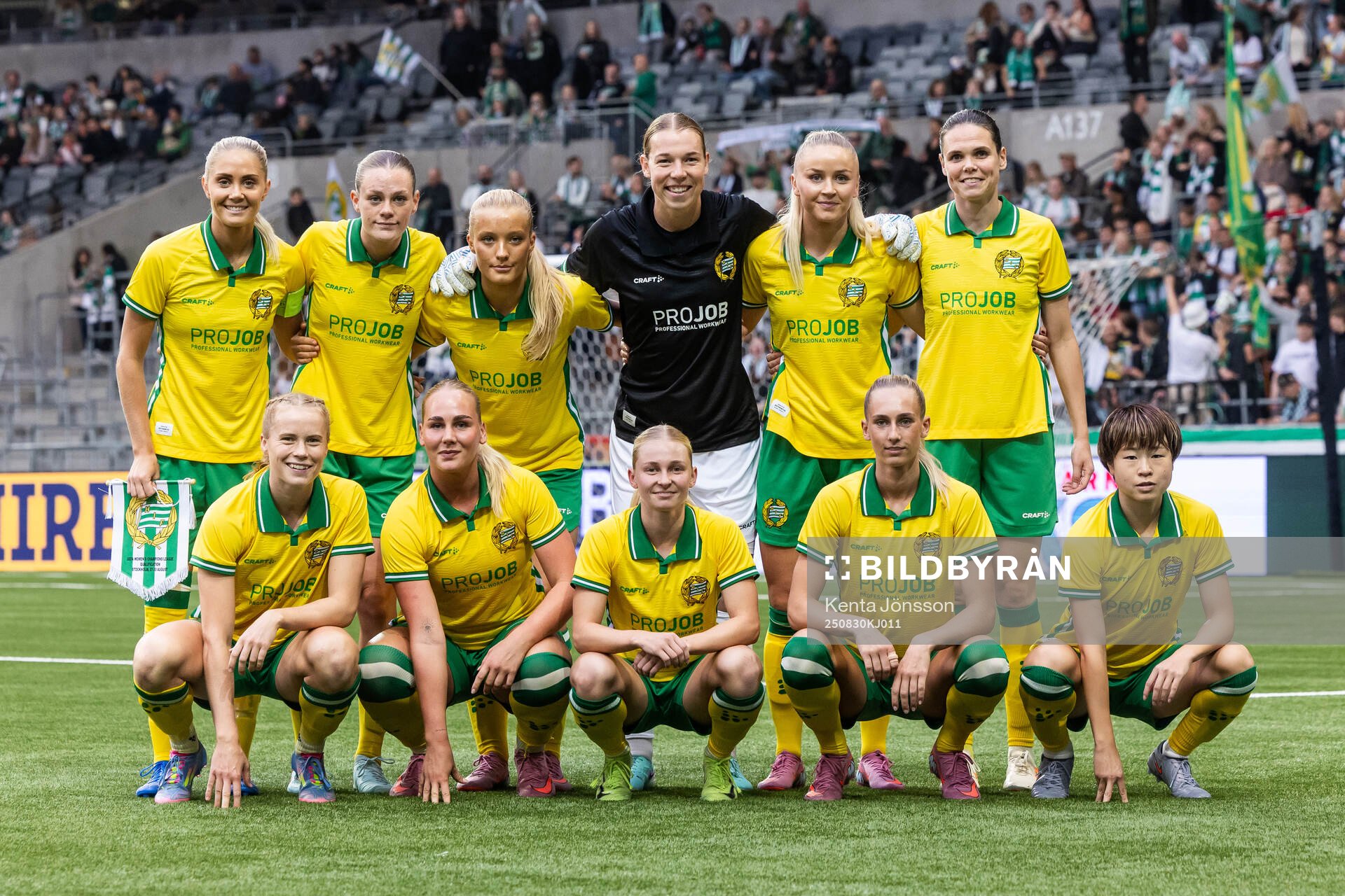 The staring eleven of Hammarby pose for a photo