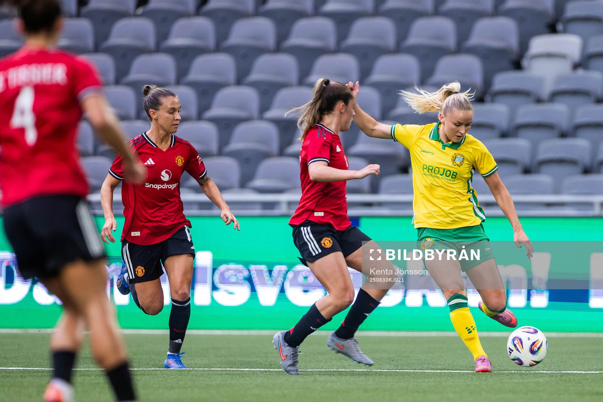 Julia Zigiotti Olme of Manchester United and Anna Jøsendal