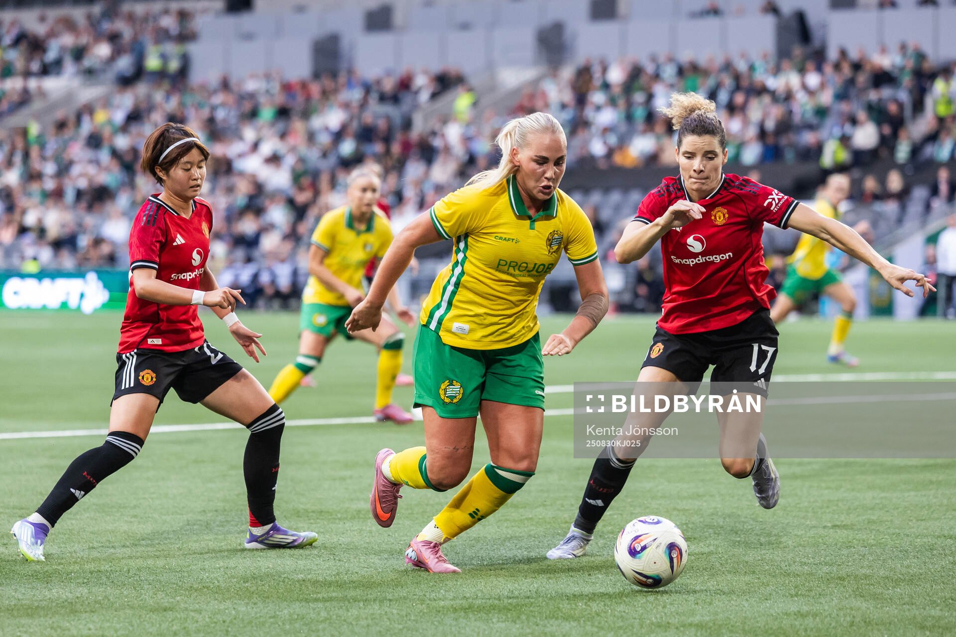 Cathinka Tandberg of Hammarby and Dominique Janssen of