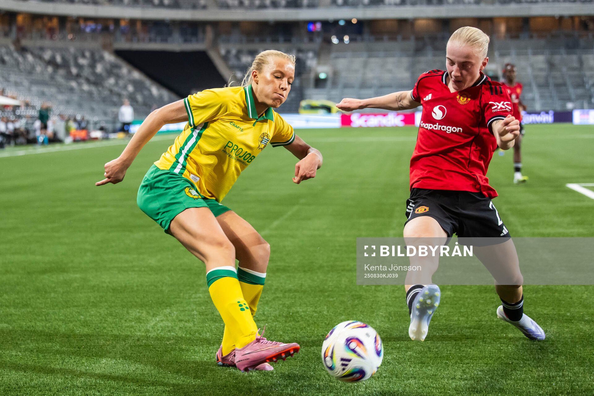 Smilla Holmberg of Hammarby and Anna Sandberg of Manchester
