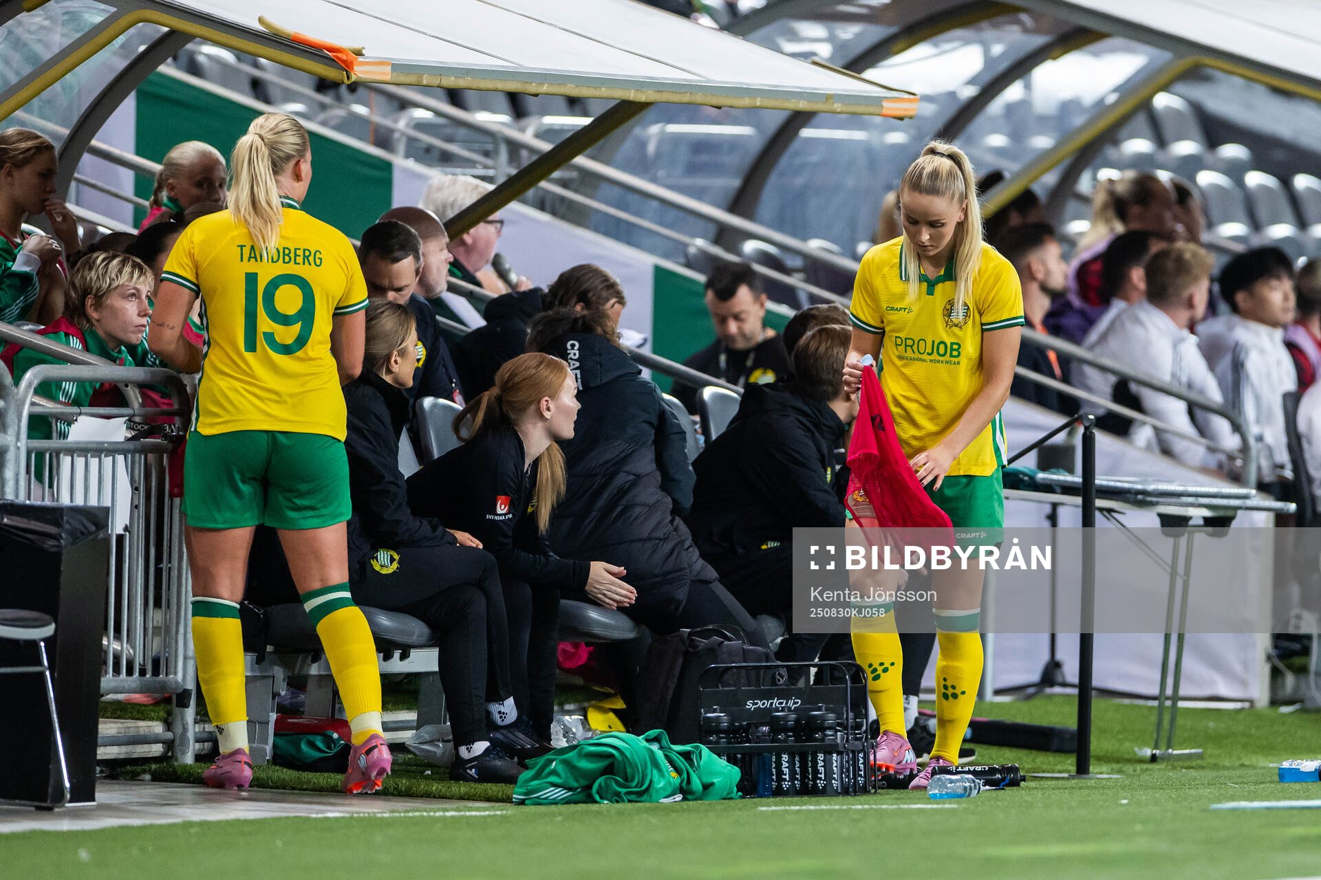 Cathinka Tandberg and Anna Jøsendal of Hammarby as they