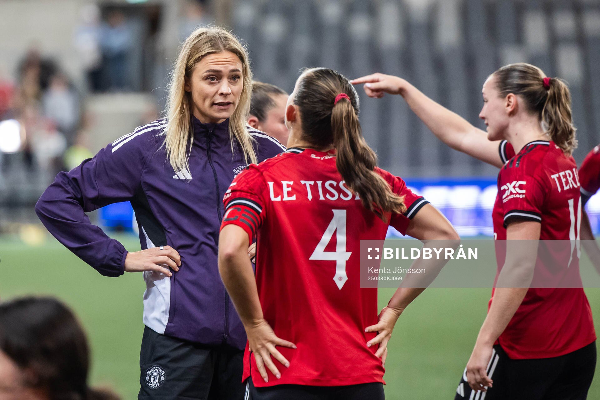 Fridolina Rolfö and Maya Le Tissier of Manchester United
