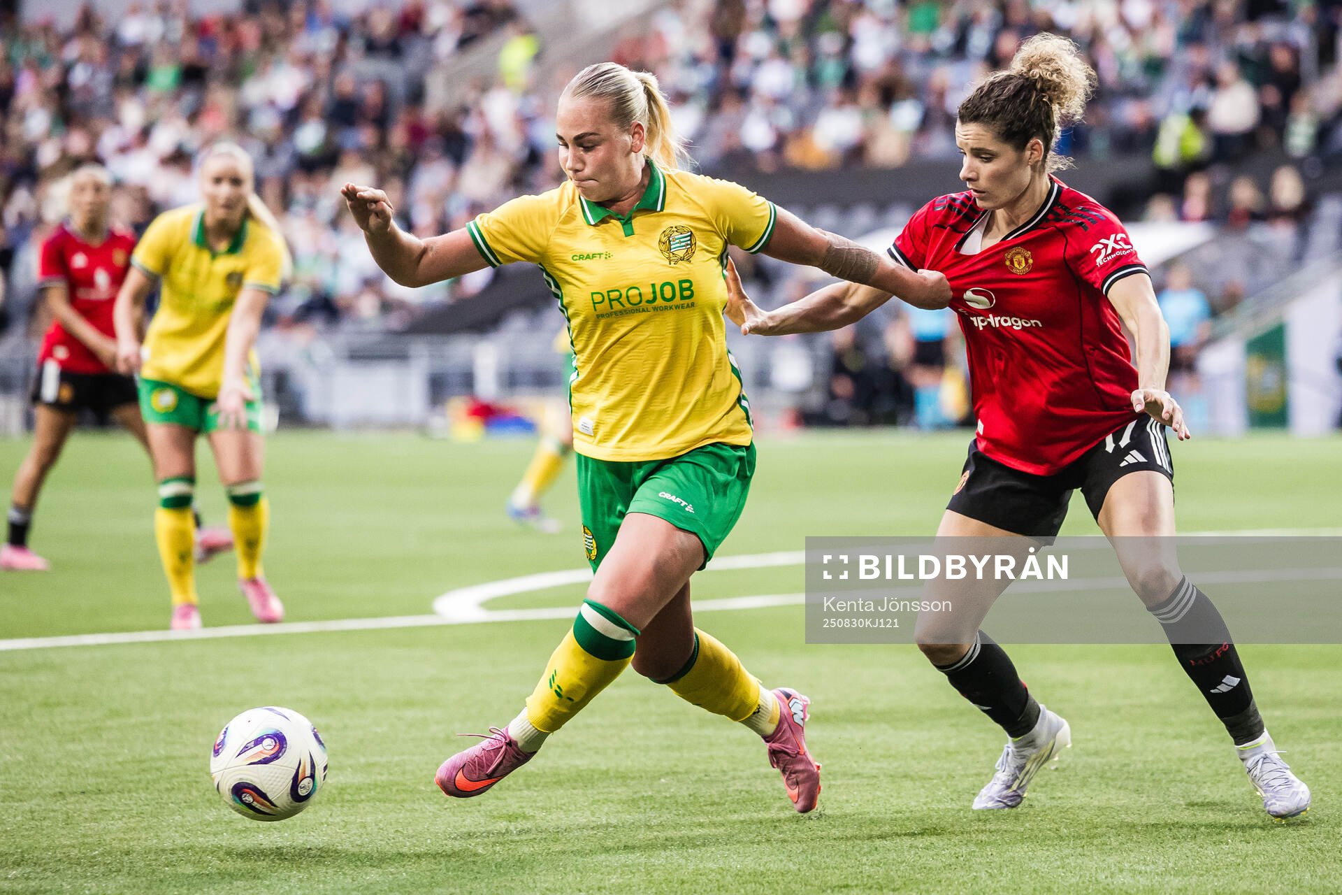 Cathinka Tandberg of Hammarby and Dominique Janssen of