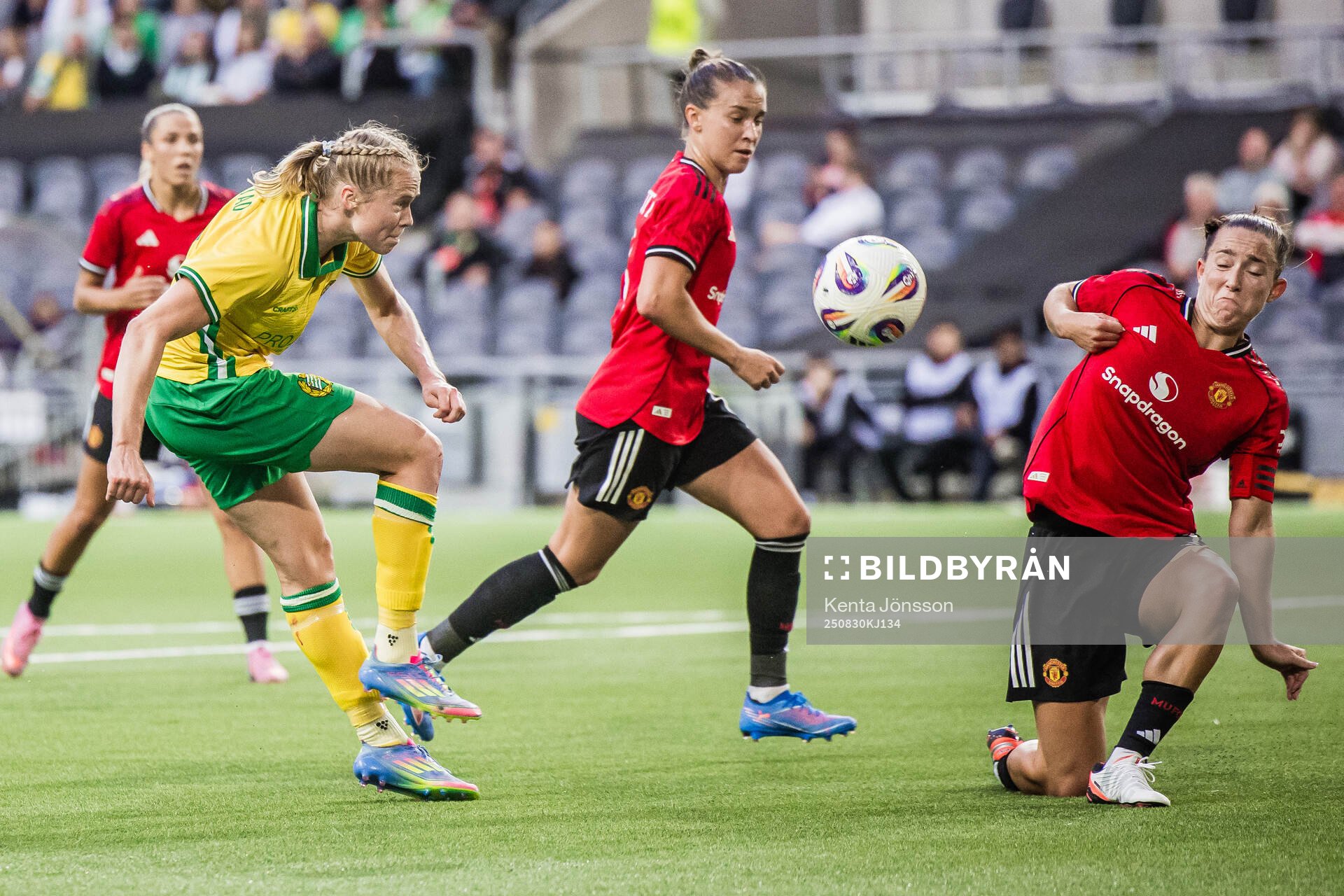 Julie Blakstad of Hammarby and Maya Le Tissier of