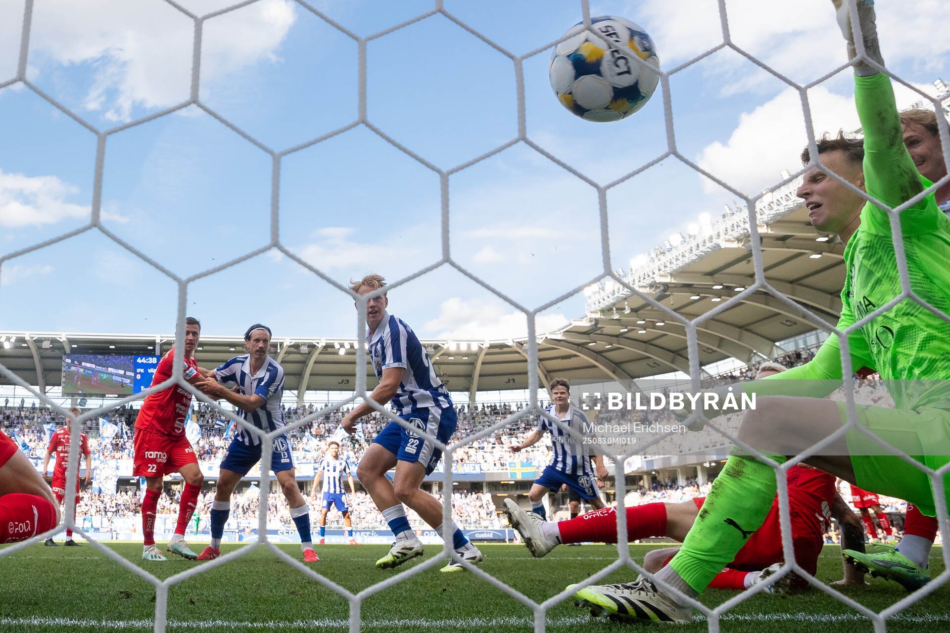 IFK Göteborgs Noah Tolf skjuter 1-0 på Värnamos målvakt