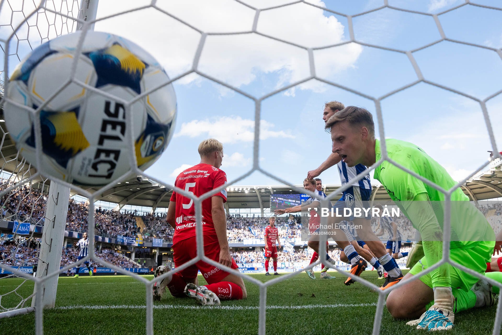 IFK Göteborgs Noah Tolf skjuter 1-0 på Värnamos målvakt