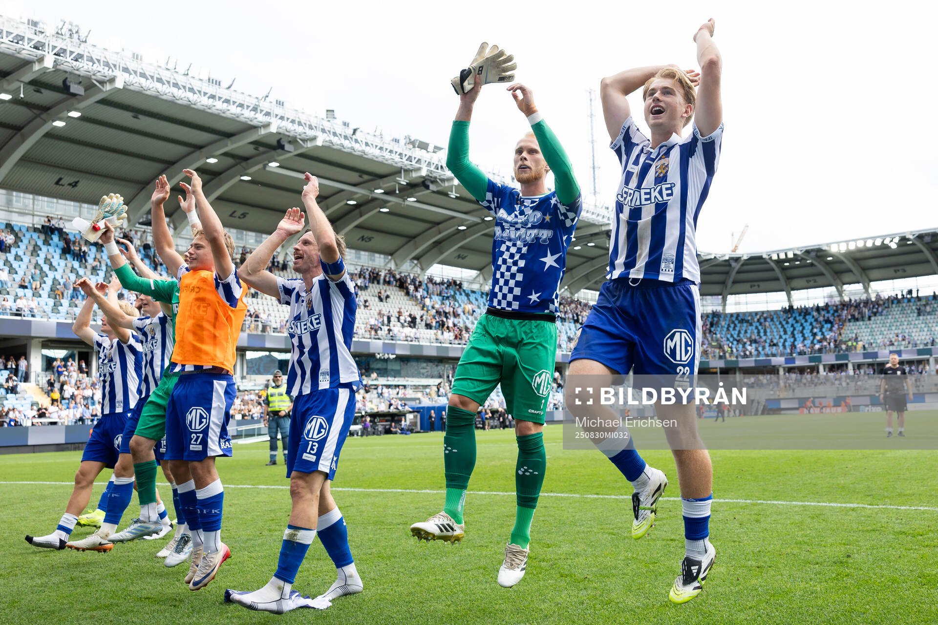 IFK Göteborgs målvakt Pontus Dahlberg och Noah Tolf jublar