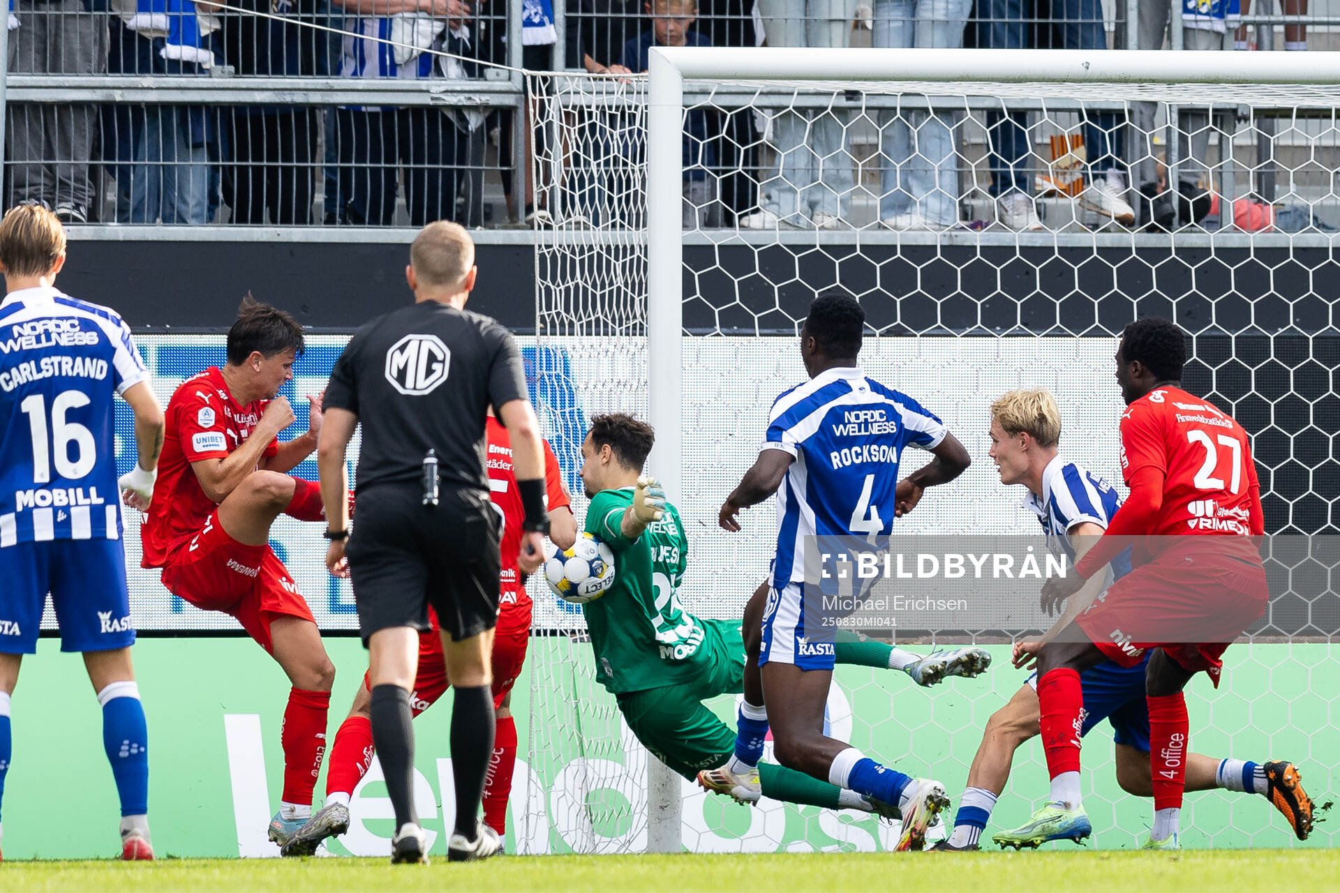 IFK Göteborgs målvakt Elis Bishesari räddar ett avslut