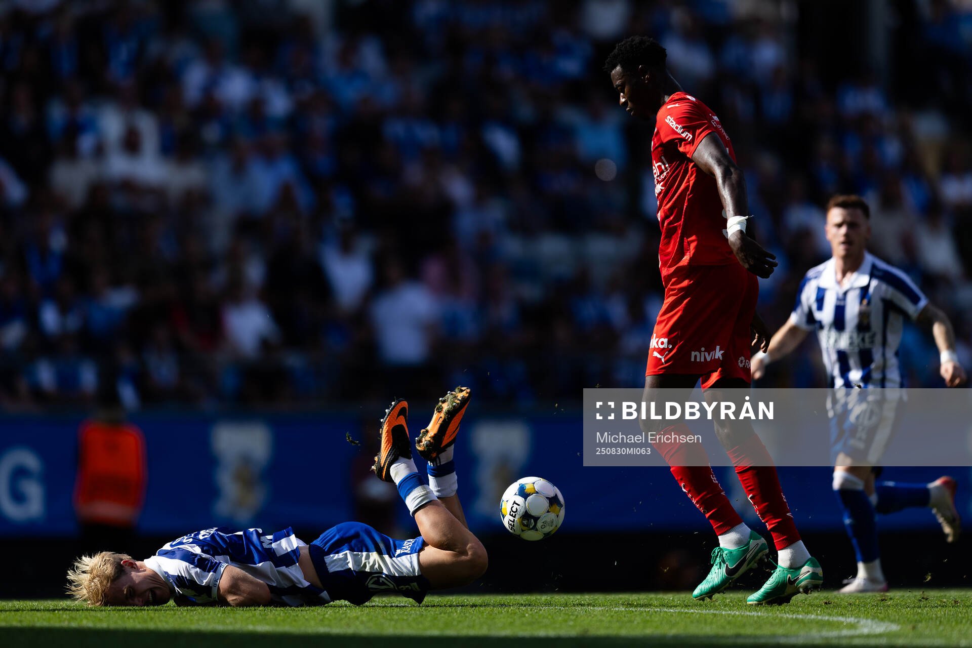 IFK Göteborgs Max Fenger och Värnamos Rufai Mohammed