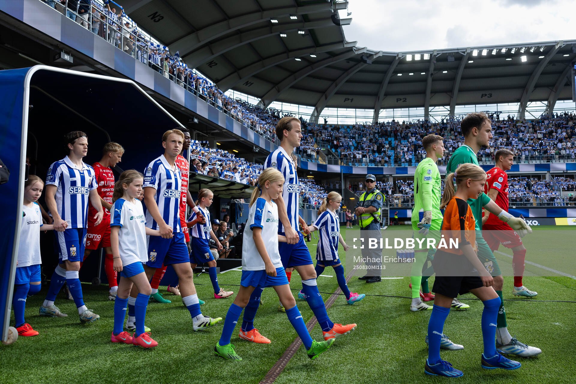 IFK Göteborgs och Värnamos spelare på väg in för line