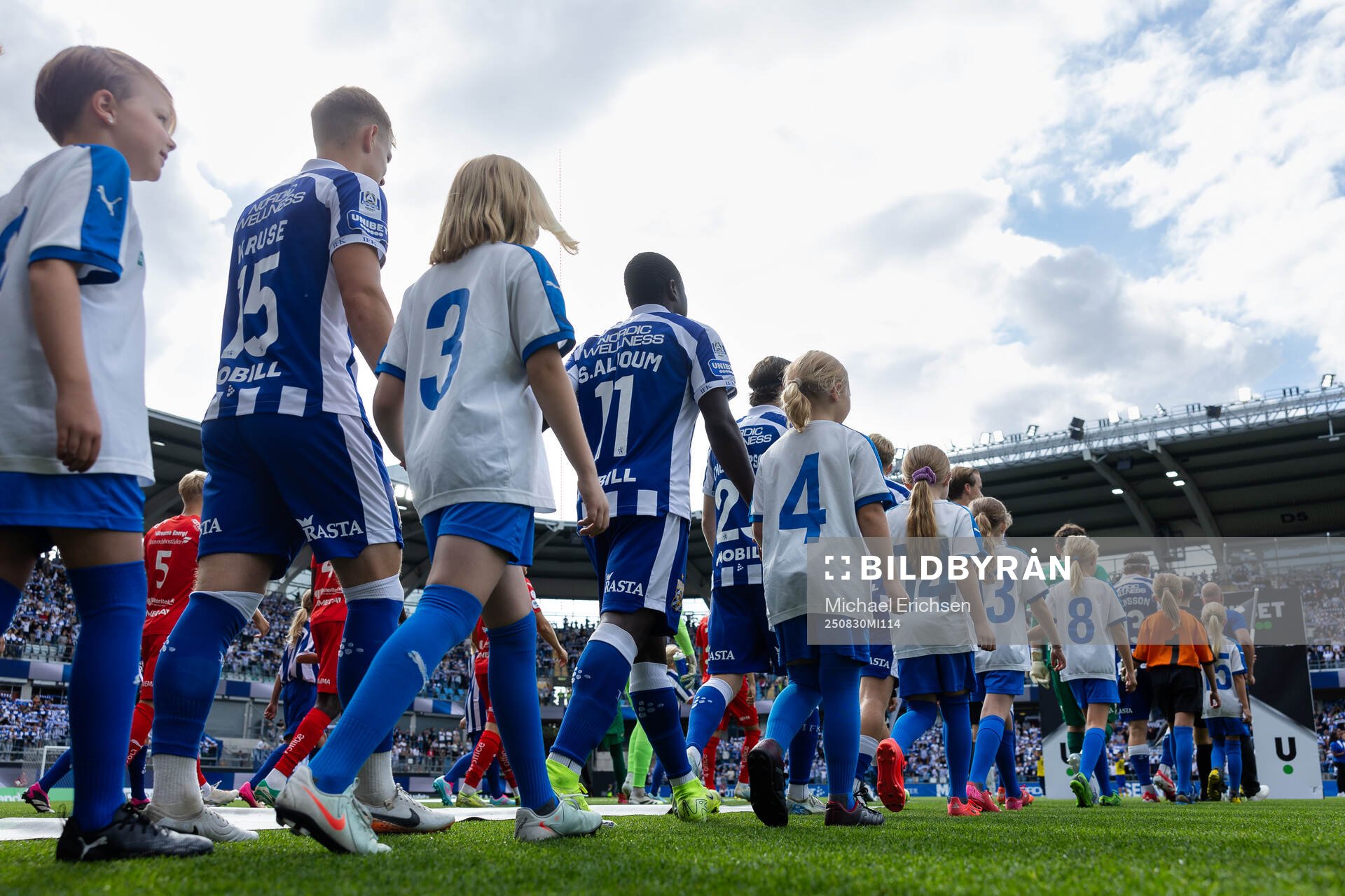 IFK Göteborgs och Värnamos spelare på väg in för line