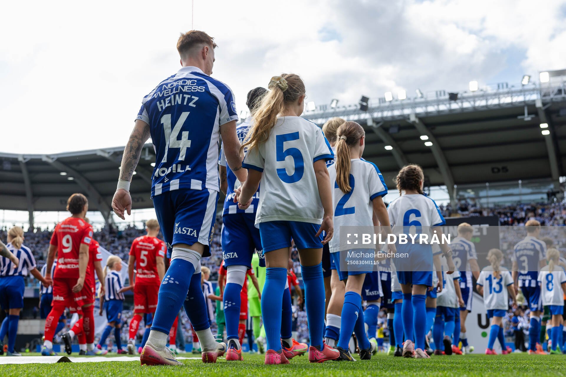 IFK Göteborgs Tobias Heintz på väg in för line up