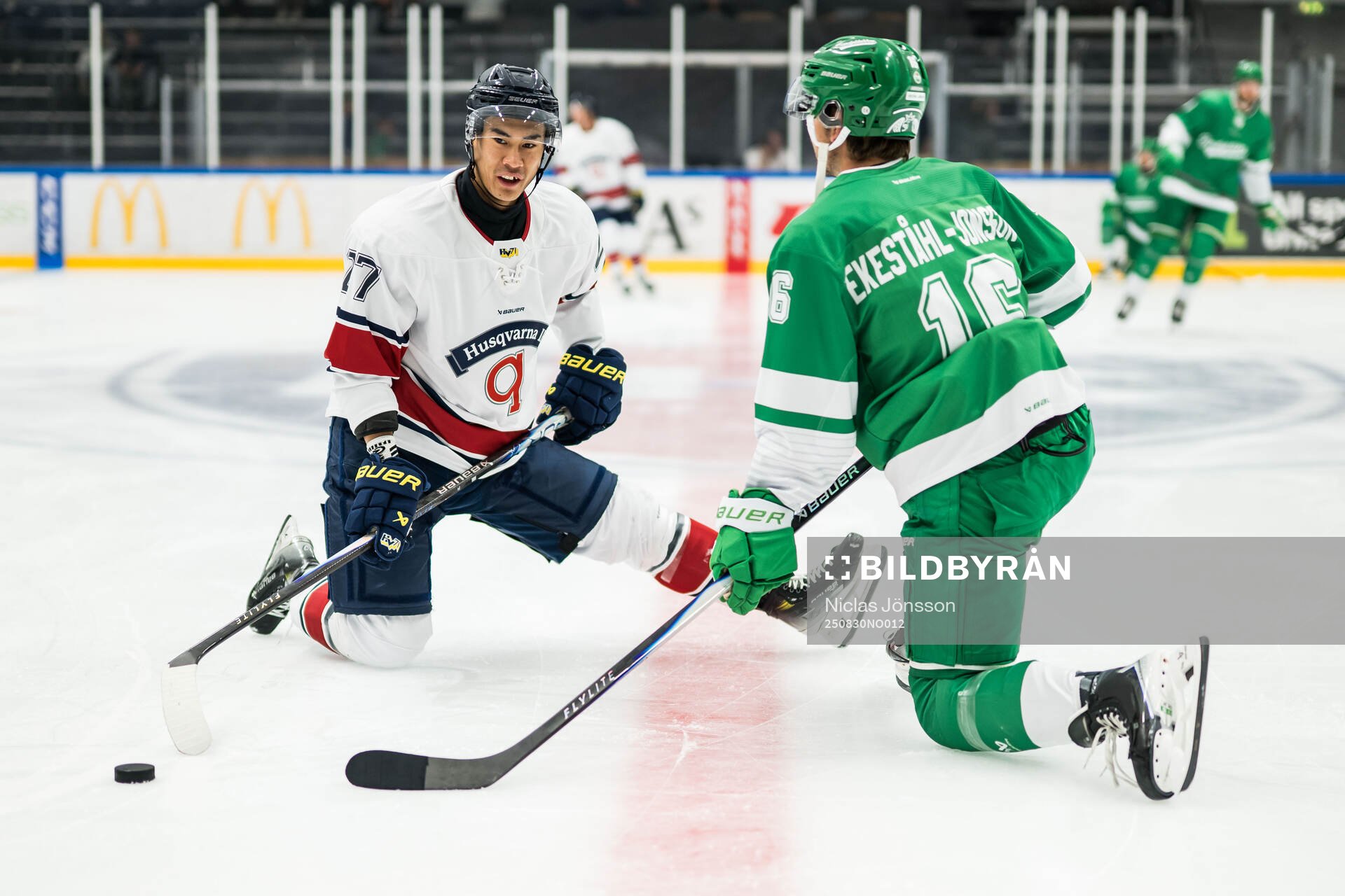 HV71s Jonathan Ang och Rögles Lukas Ekeståhl-Jonsson