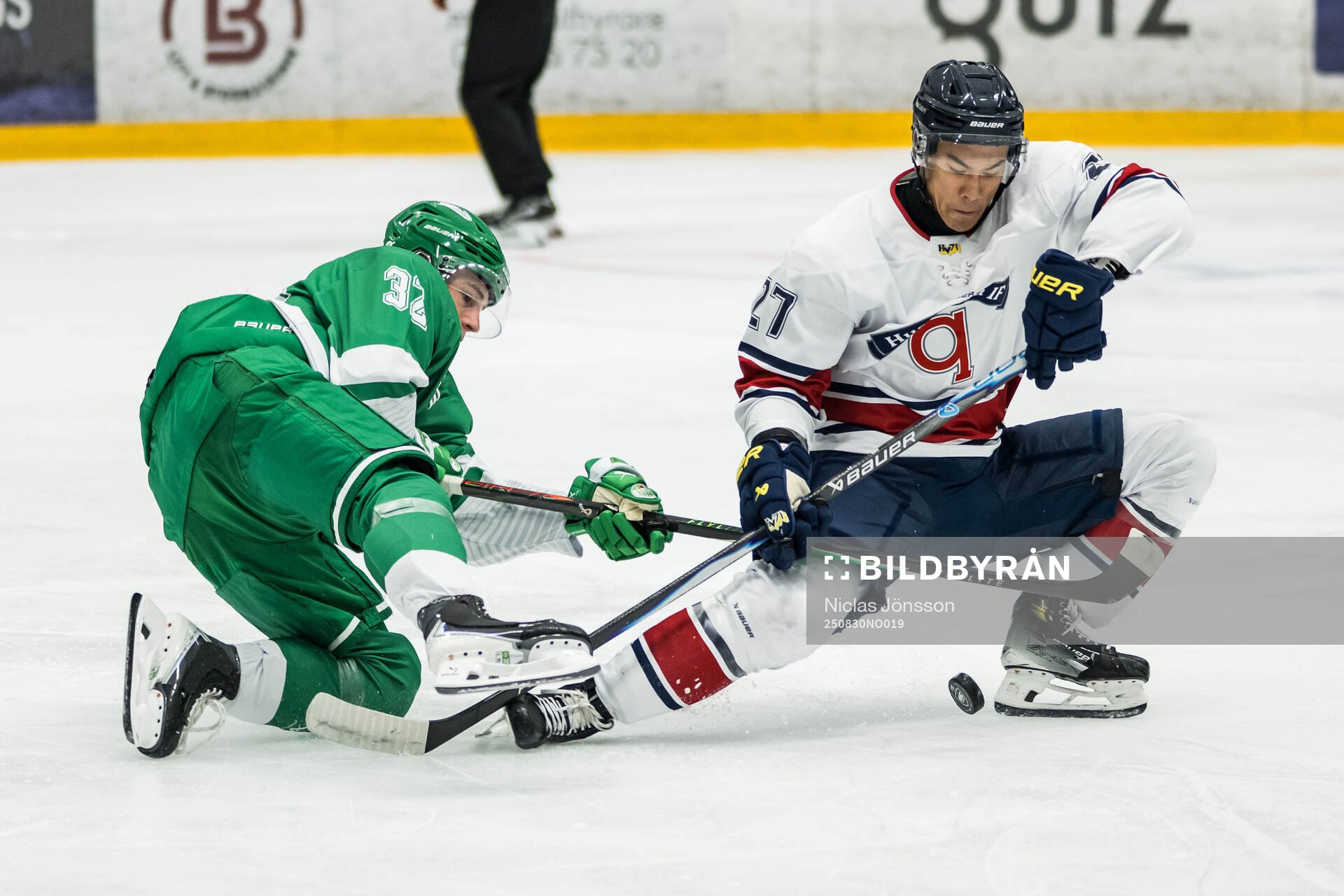 Rögles Isac Solberg och HV71s Jonathan Ang