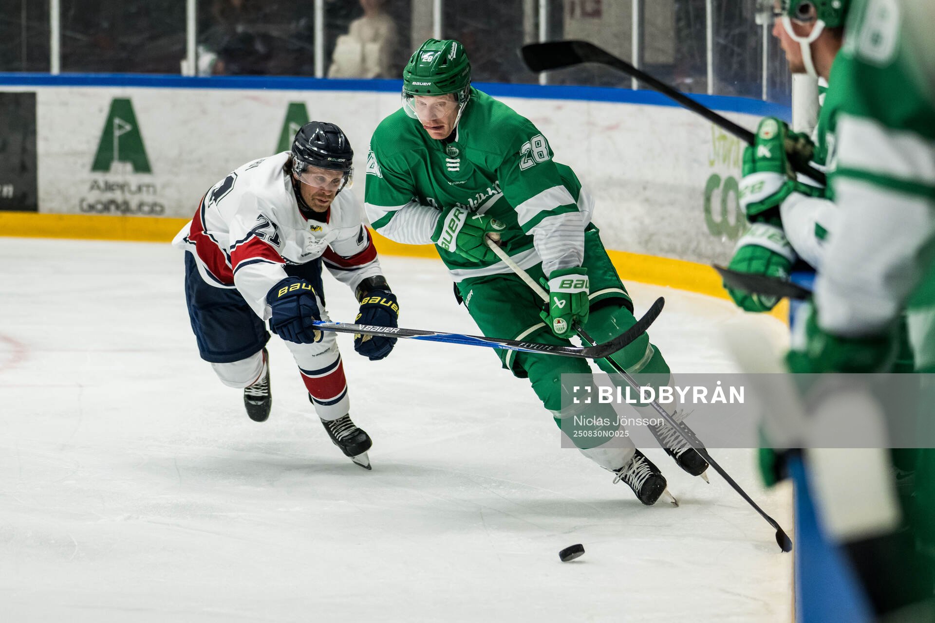 HV71s Mattias Tedenby och Rögles Anton Bengtsson