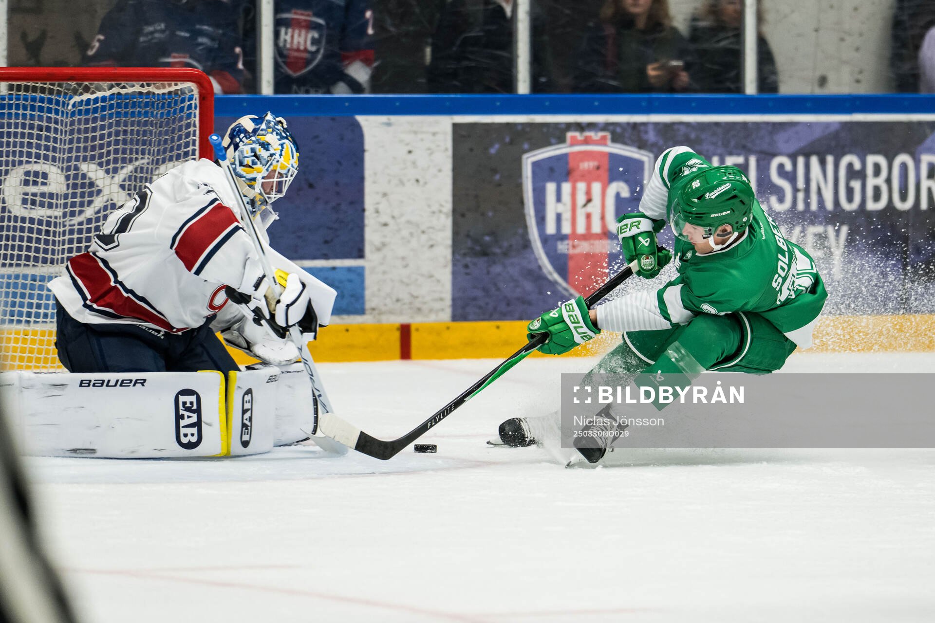 HV71s målvakt Lassi Lehtinen och Rögles Isac Solberg