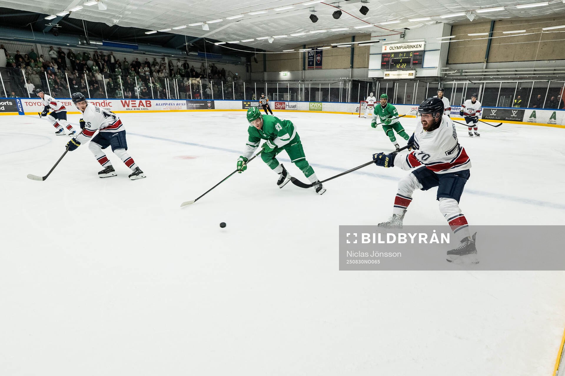 Rögles Karson Kuhlman och HV71s Lukas Rousek