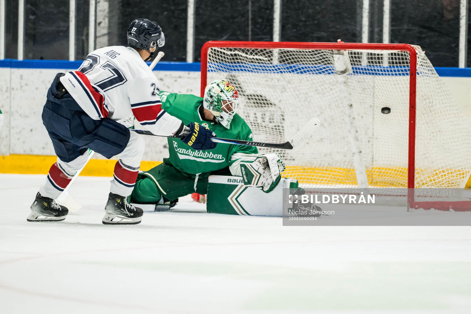 HV71s Jonathan Ang och Rögles målvakt Arvid Holm
