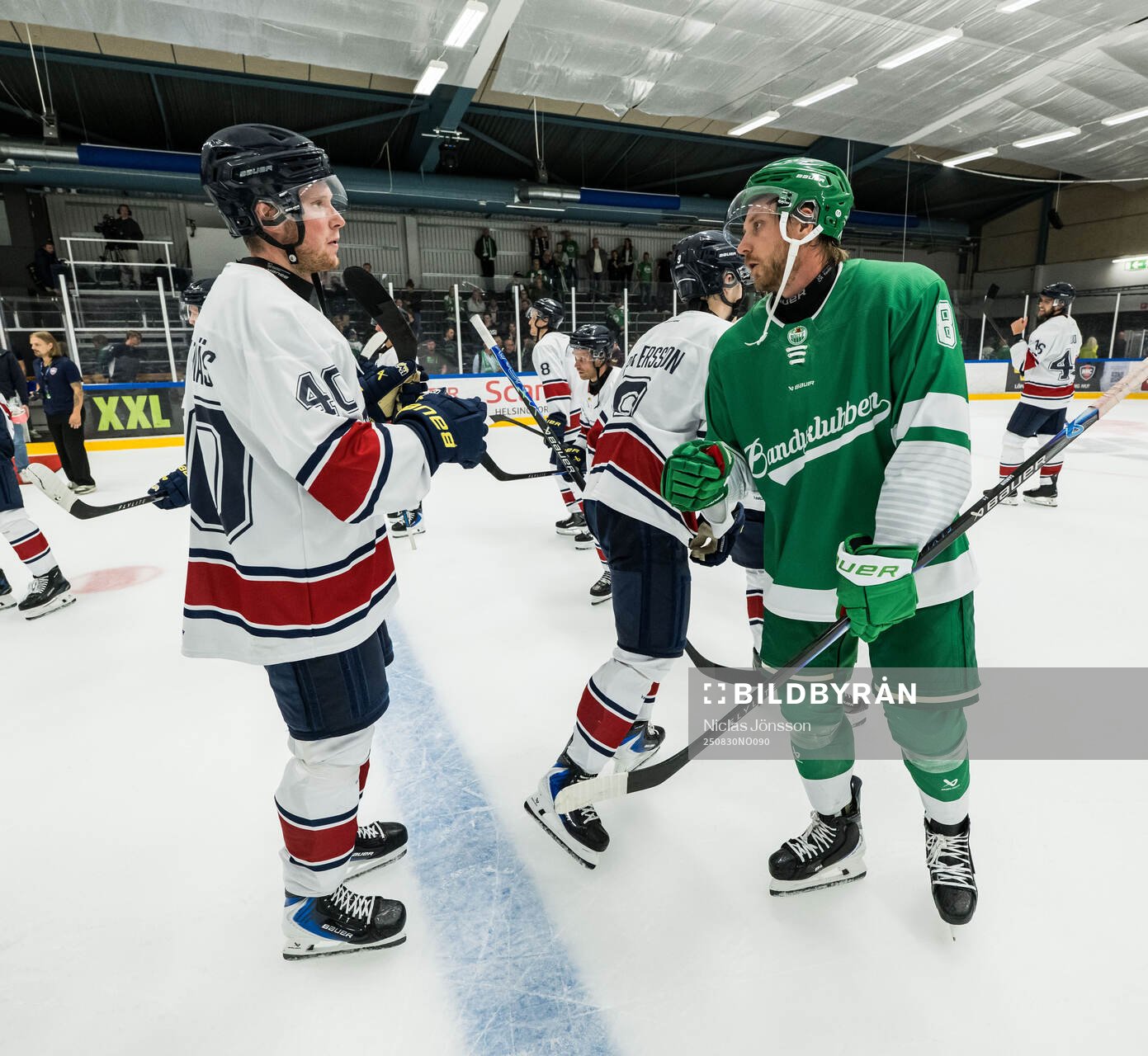 HV71s Oskar Stål-Lyrenäs och Rögles Linus Sandin
