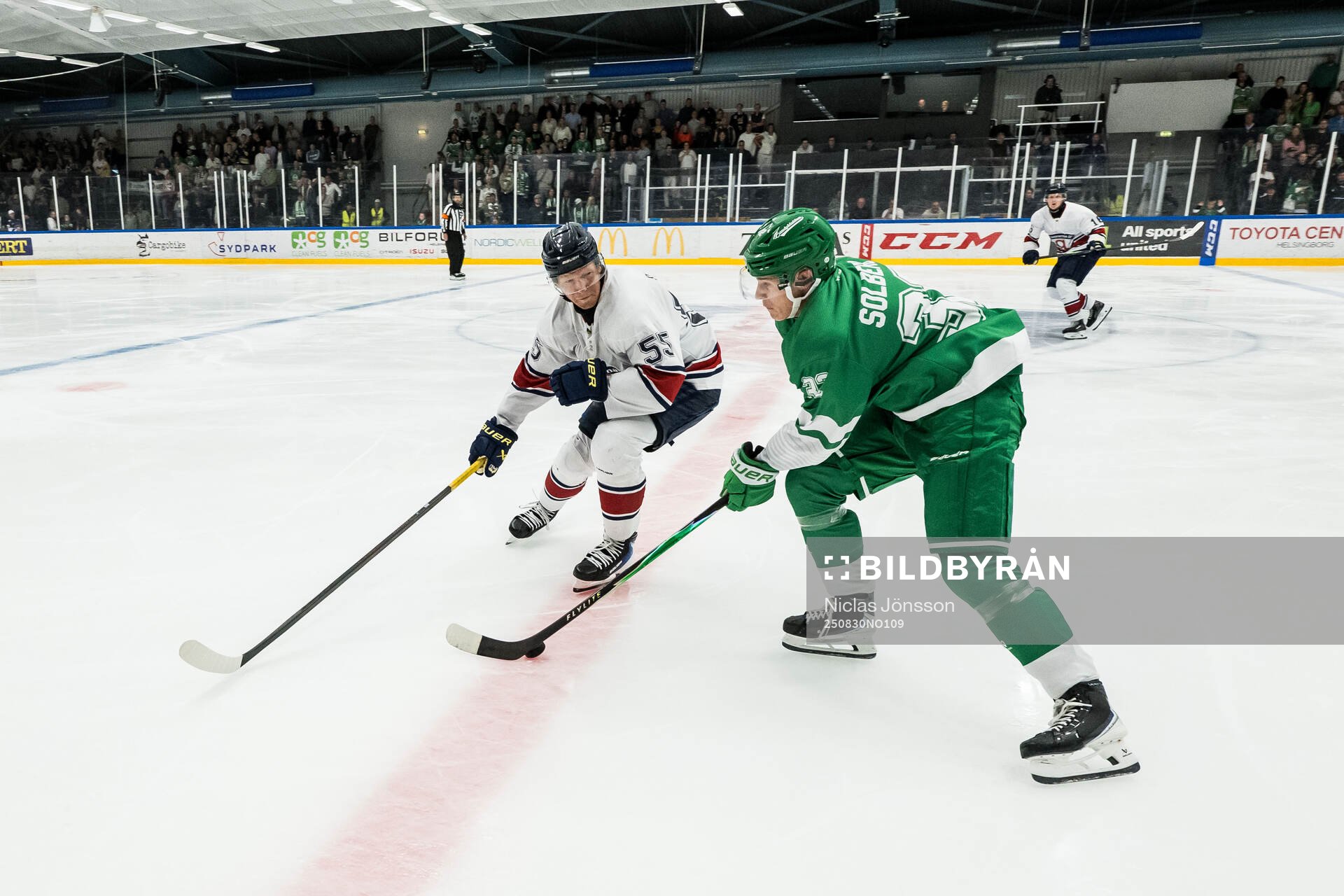 HV71s Andreas Borgman och Rögles Isac Solberg
