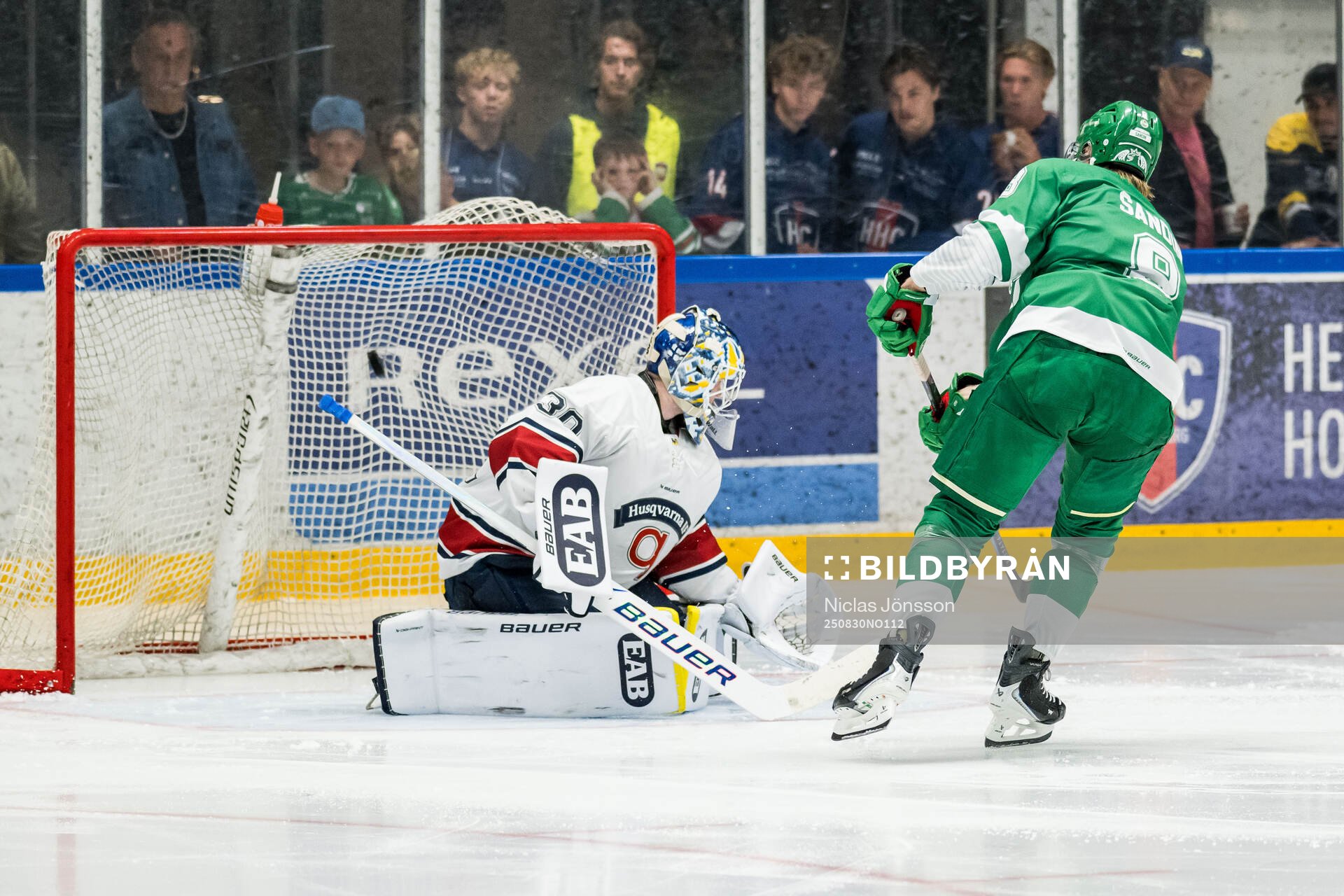 HV71s målvakt Lassi Lehtinen och Rögles Linus Sandin vid