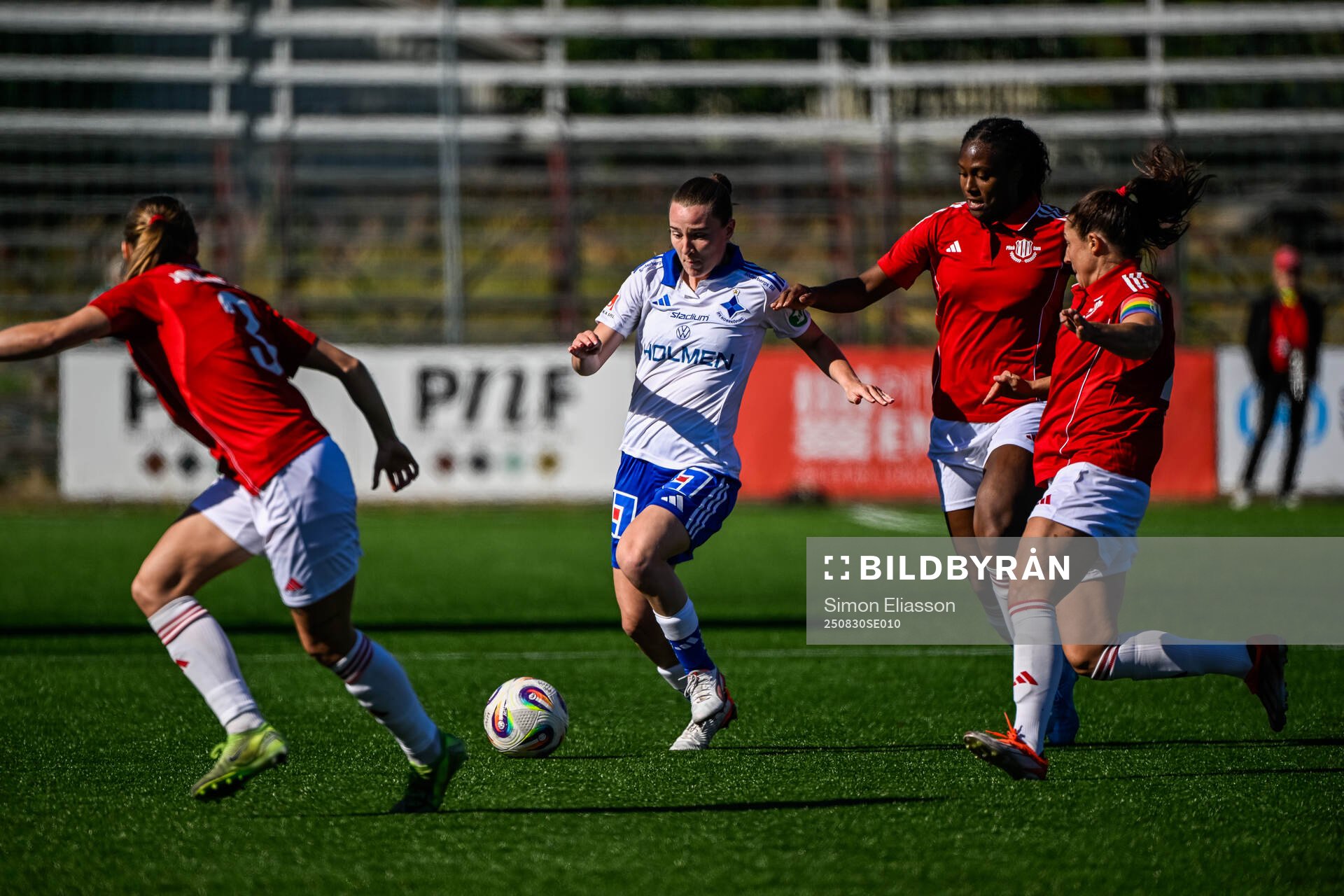IFK Norrköpings Carrie Jones och Piteås Amirah Iman Ali