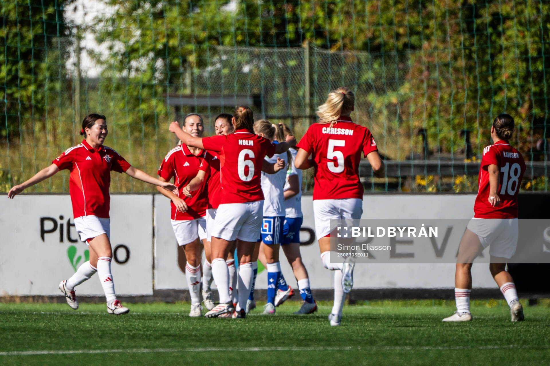 Piteås Josefin Johansson jublar med lagkamrater