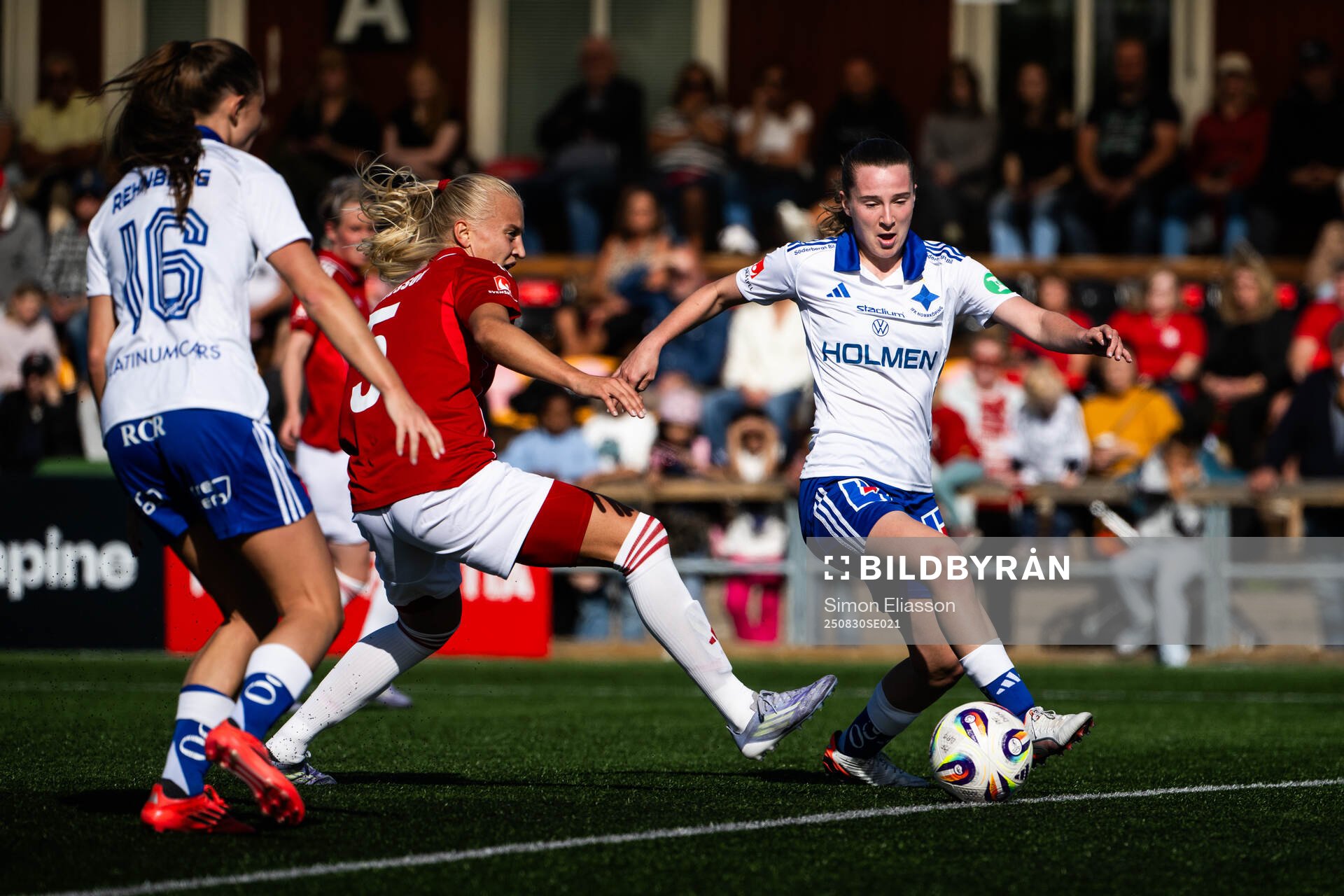 Piteås Wilma Carlsson och IFK Norrköpings Carrie Jones