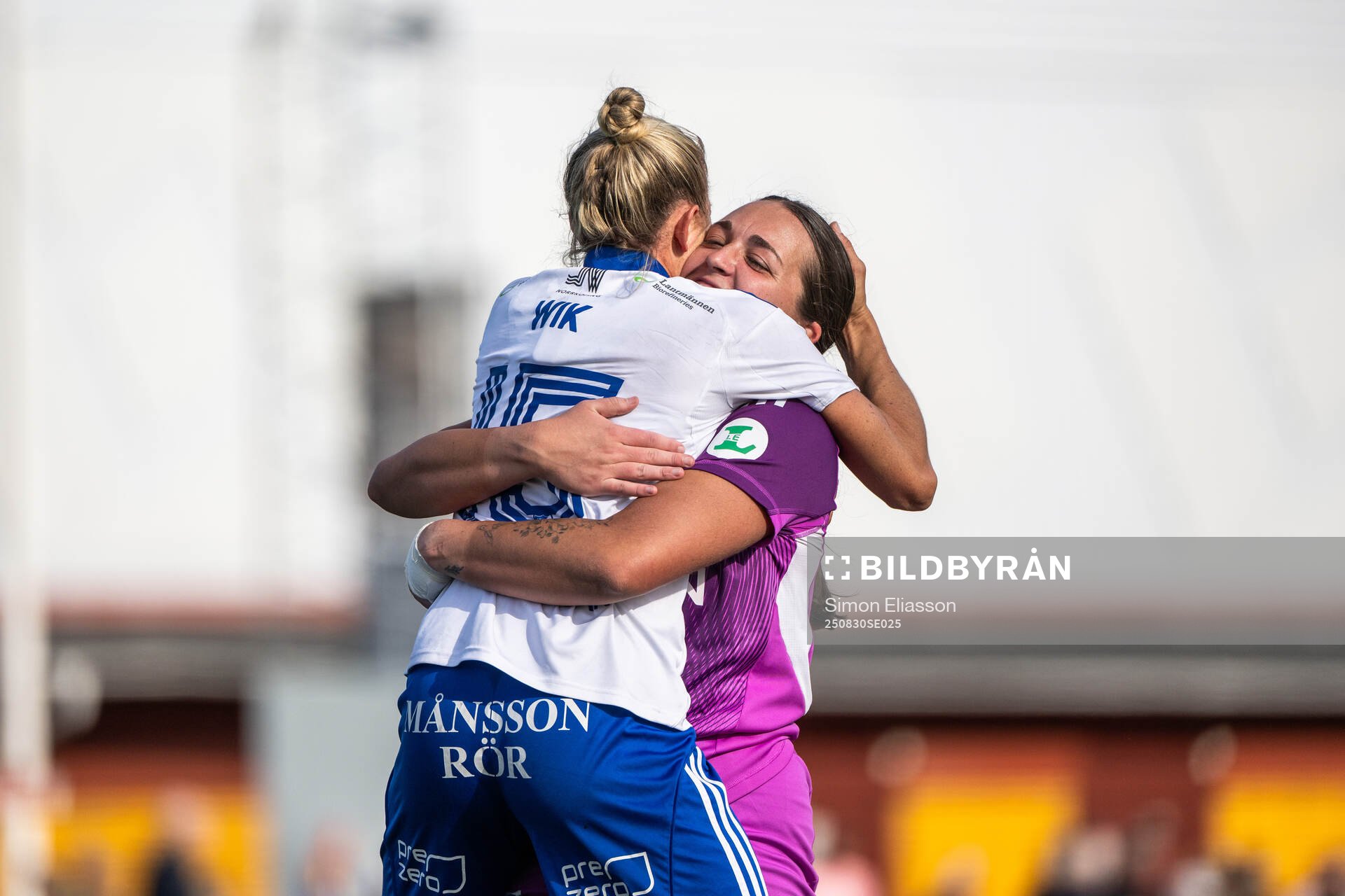 IFK Norrköpings Jessica Wik och målvakt Caroline Delisle