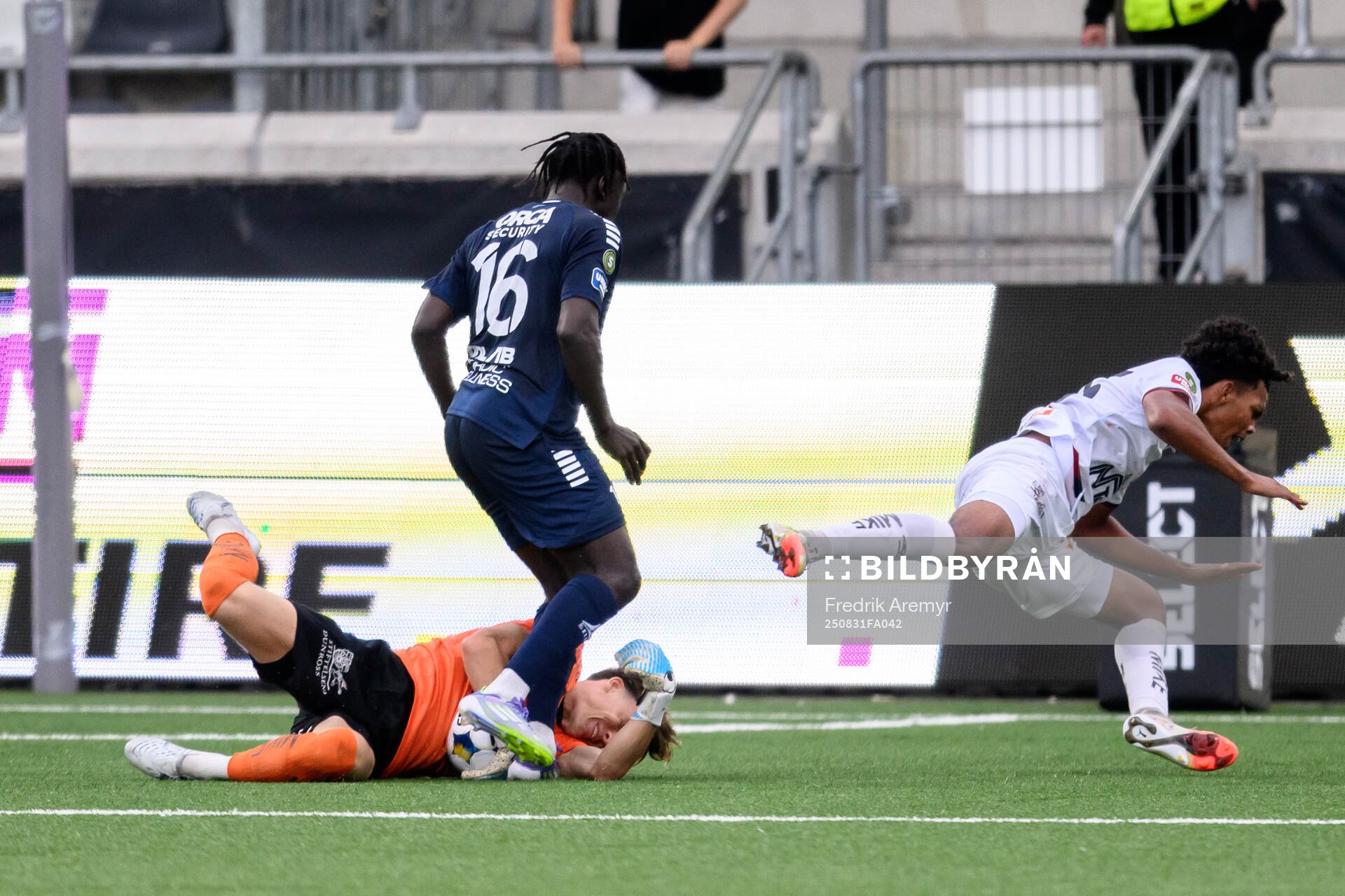 Utsiktens Kalipha Jawla och Örgrytes målvakt Hampus