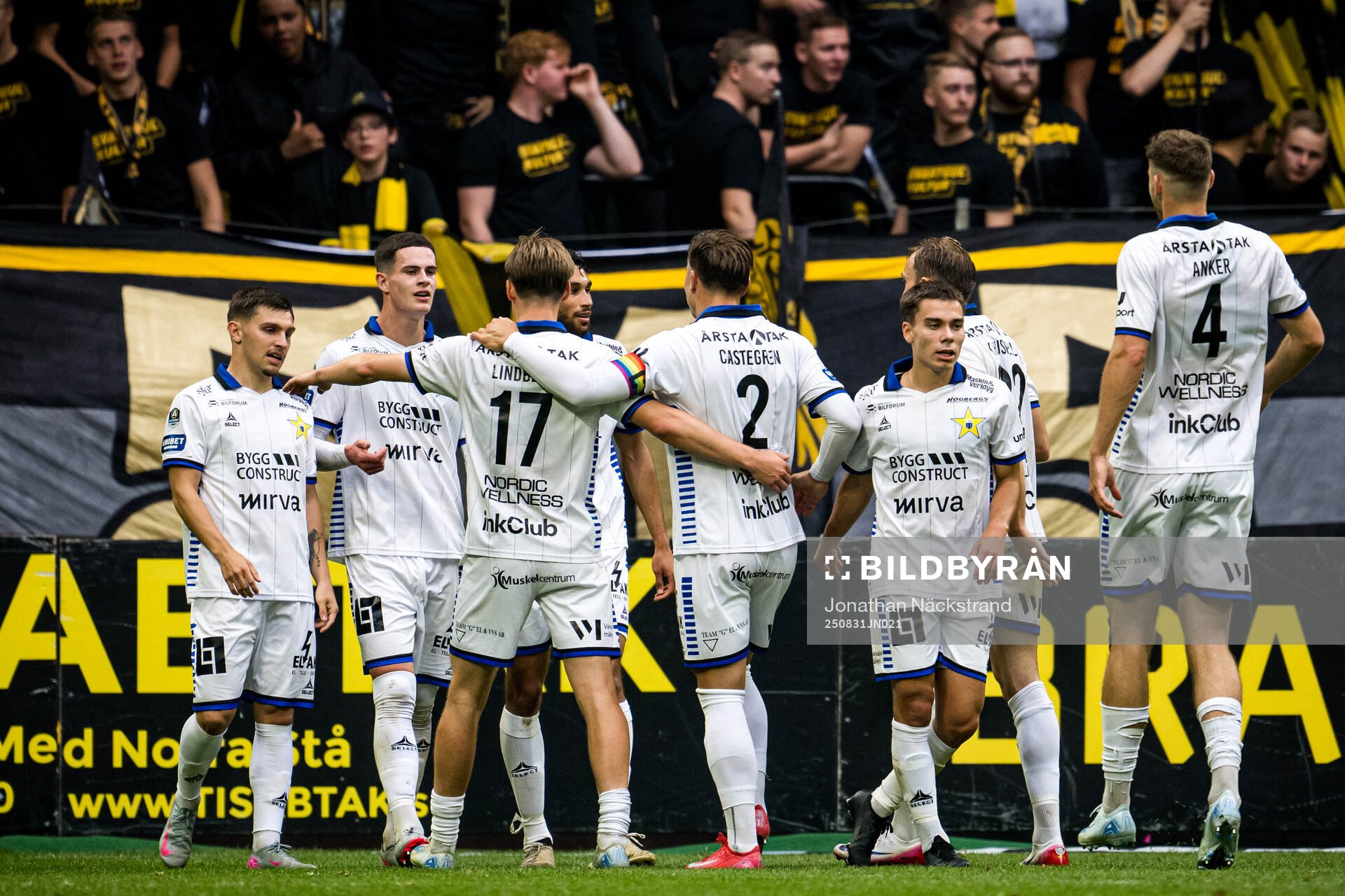 Sirius Robbie Ure jublar med lagkamrater