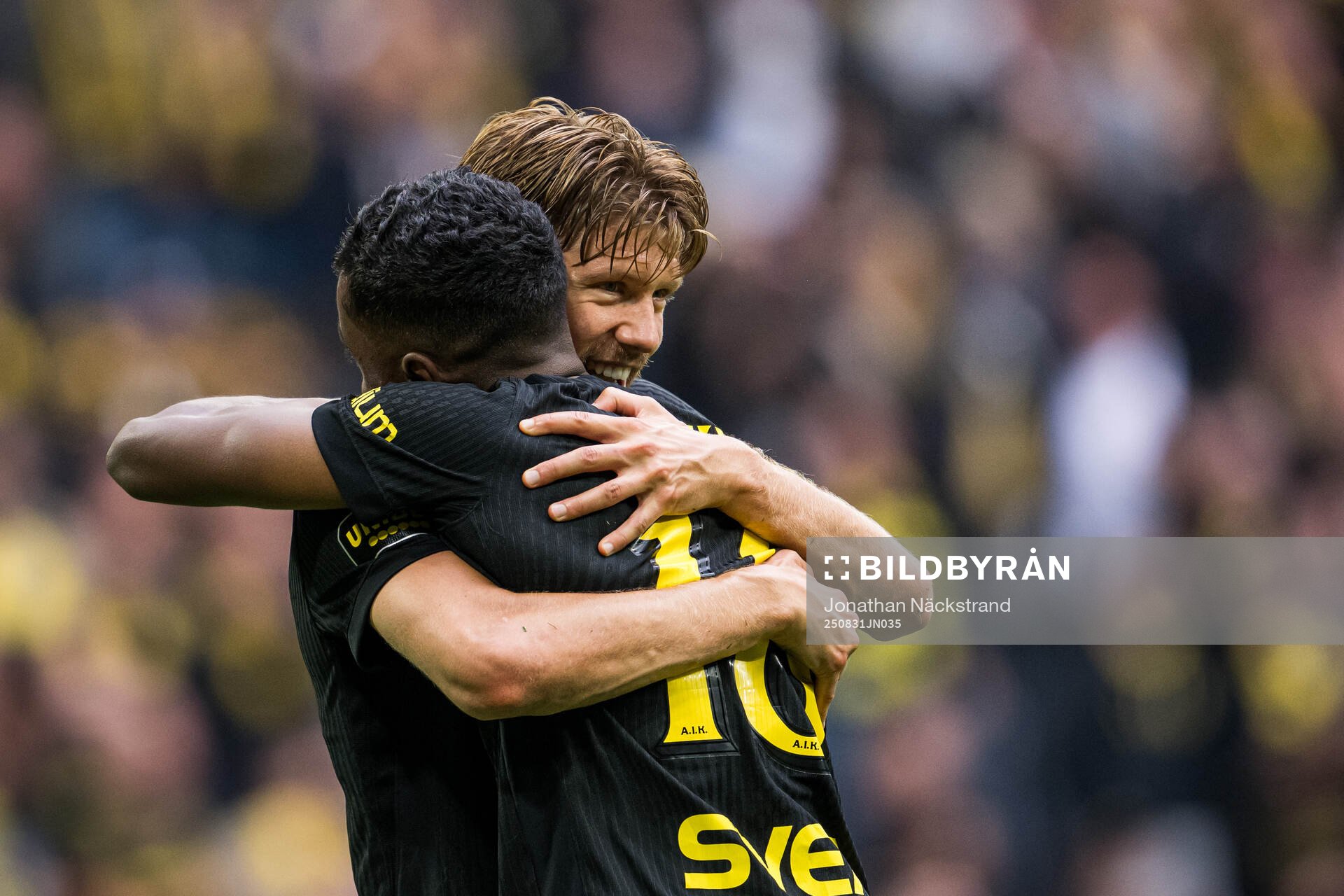 AIKs Abdihakin Ali och Anton Salétros jublar