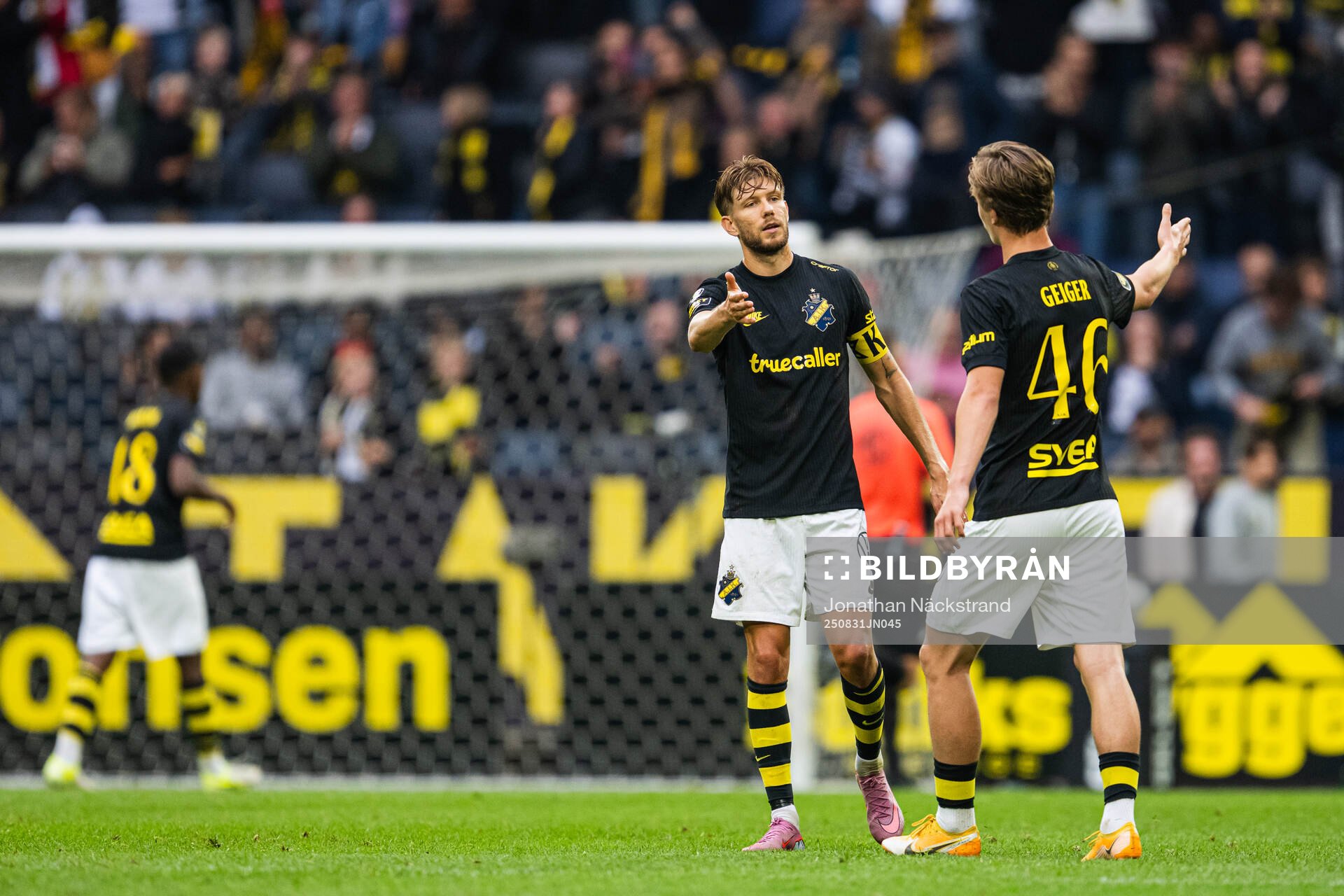 AIKs Anton Salétros och Yannick Geiger jublar