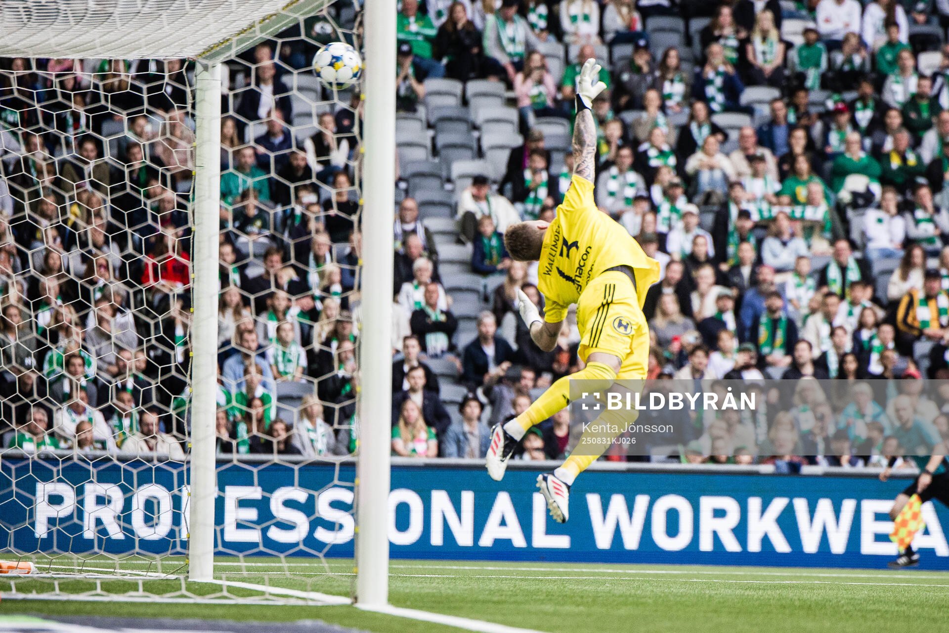 Hammarbys Nahir Besara gör 3-0 bakom Östers målvakt